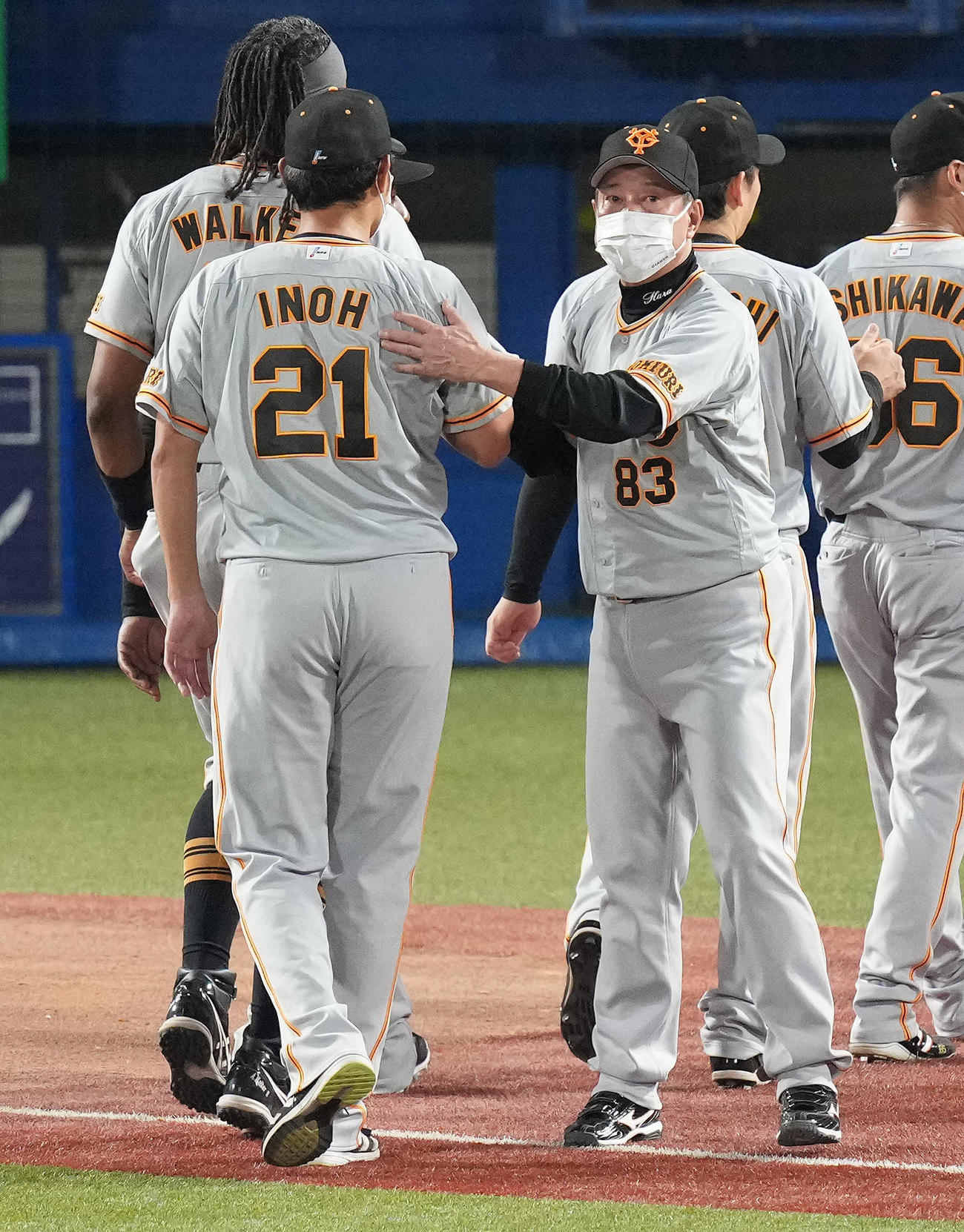 ヤクルト対巨人　監督通算1200勝の巨人原監督（右）は移籍後初勝利の井納を迎える（撮影・鈴木みどり）