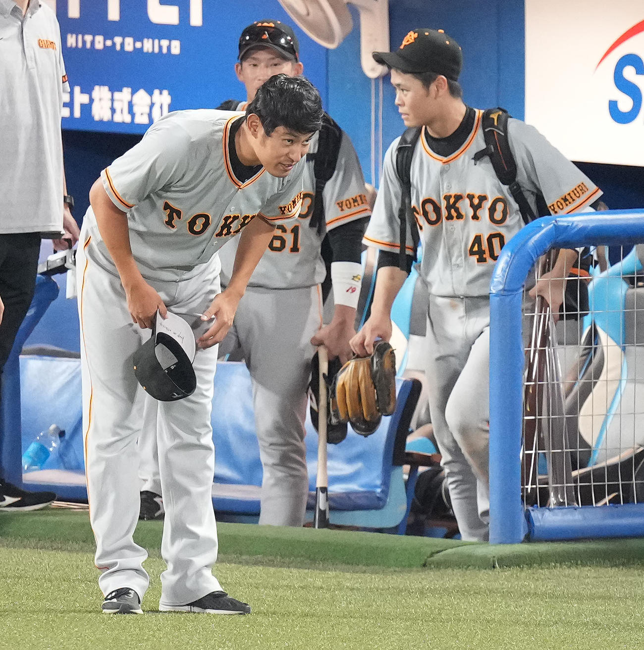 ヤクルト対巨人　移籍後初勝利の巨人井納はファンにお辞儀（撮影・鈴木みどり）