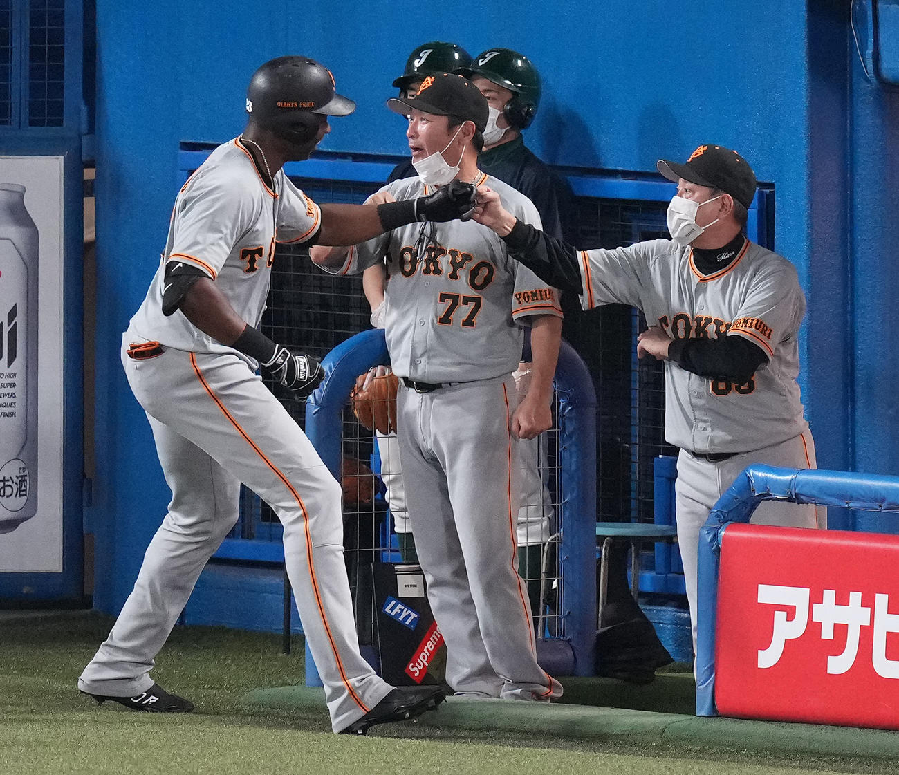 ヤクルト対巨人　6回表巨人1死一塁、右越え2点本塁打を放ったポランコ（左）を迎える原監督（右）（撮影・鈴木みどり）