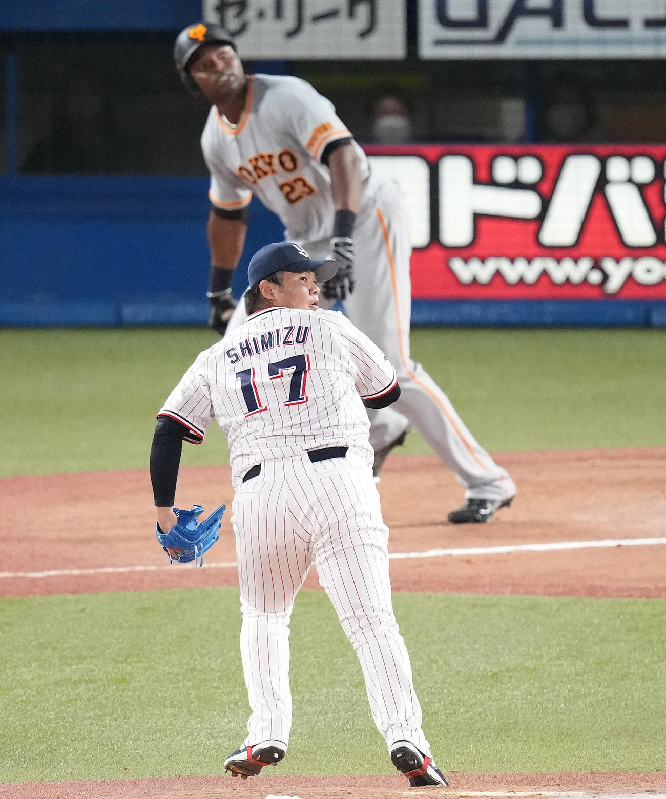 ヤクルト対巨人　8回表巨人1死三塁、ポランコに左犠飛を浴びる清水（撮影・鈴木みどり）