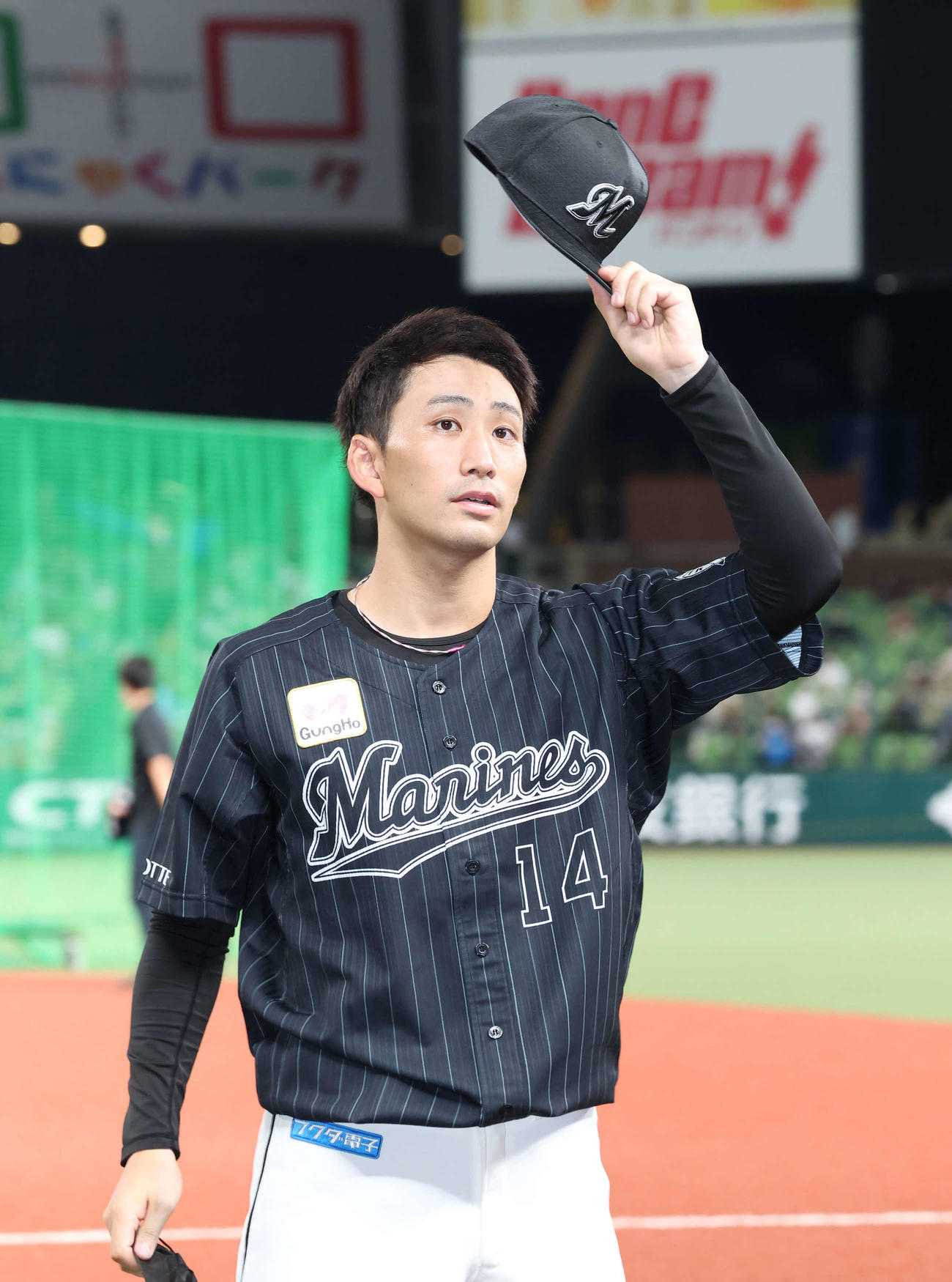 西武対ロッテ　観客の声援に帽子を取って応える小島（撮影・丹羽敏通）