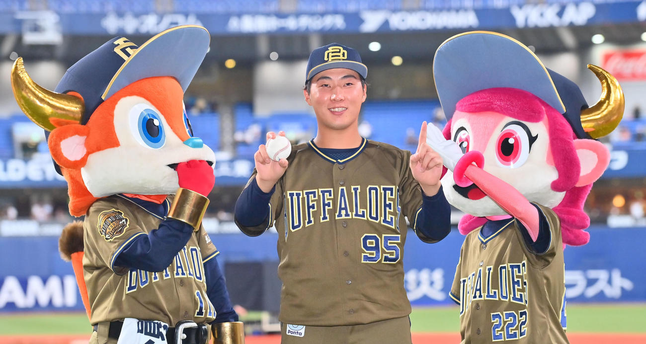 プロ初勝利を挙げ、ウイニングボールを掲げるオリックス東（撮影・和賀正仁）