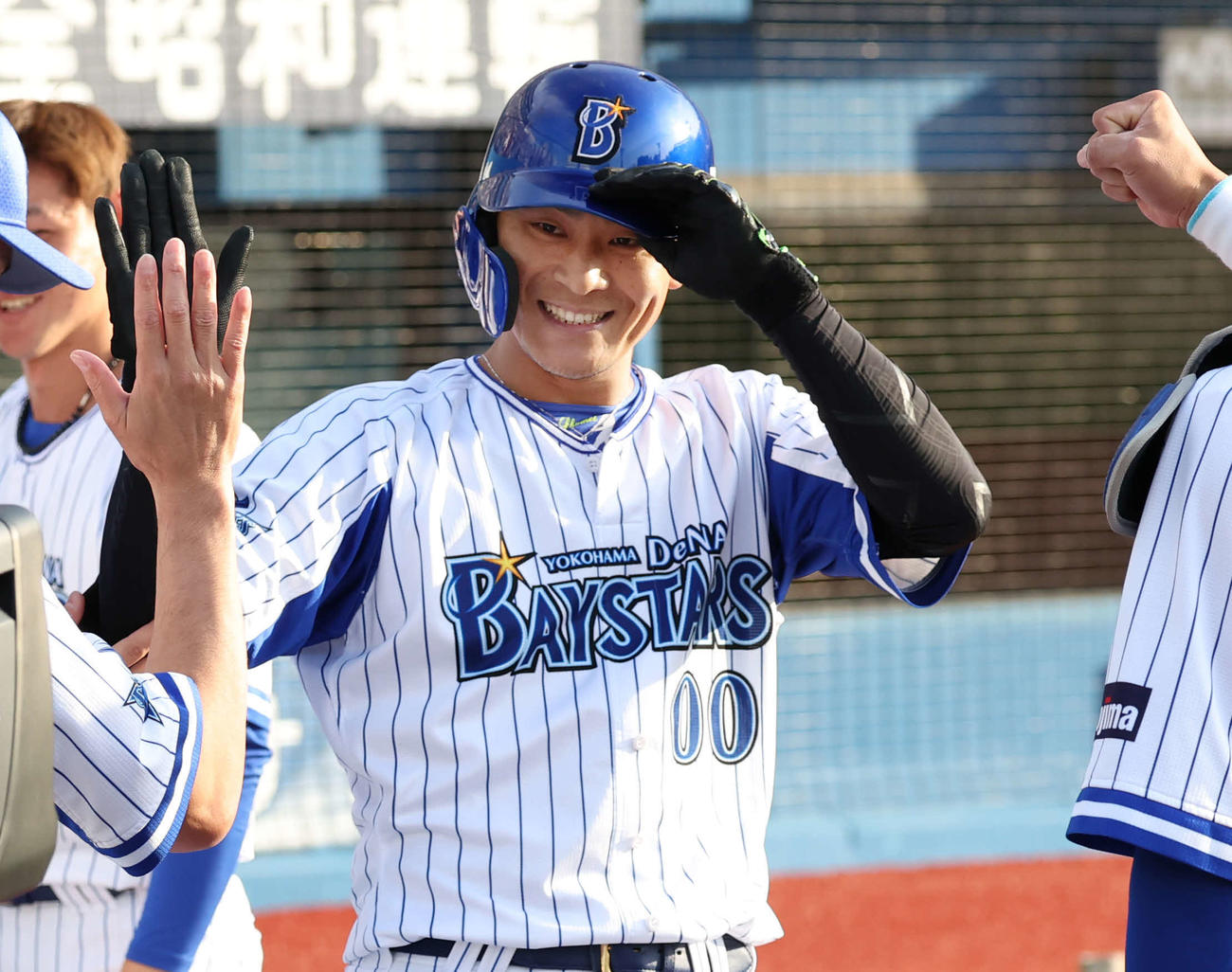 5月5日、中日戦で代打本塁打を放ちタッチを交わすDeNA宮本秀明