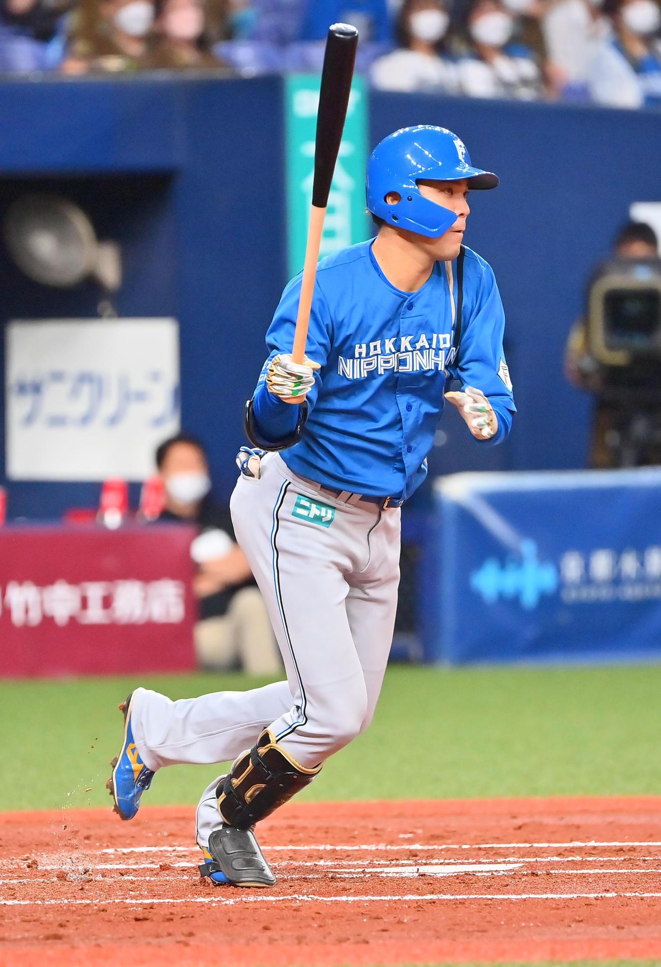 オリックス対日本ハム　2回表日本ハム無死一塁、右前にプロ初安打を放つ片岡（撮影・和賀正仁）
