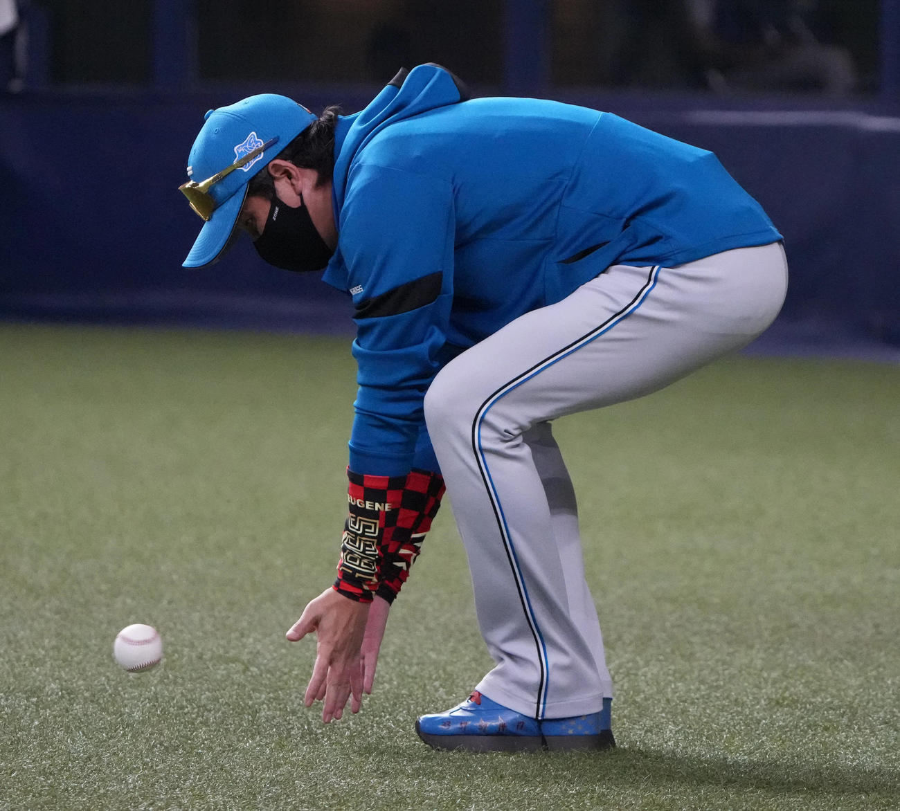 オリックス対日本ハム　2回表日本ハム無死一塁、プロ初安打を放った片岡の記念球を受け取る新庄監督（撮影・清水貴仁）