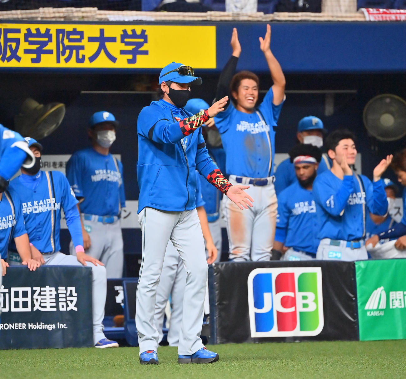 オリックス対日本ハム　2回表日本ハム無死一塁、右前にプロ初安打を放った片岡の記念球を拾う新庄監督（撮影・和賀正仁）