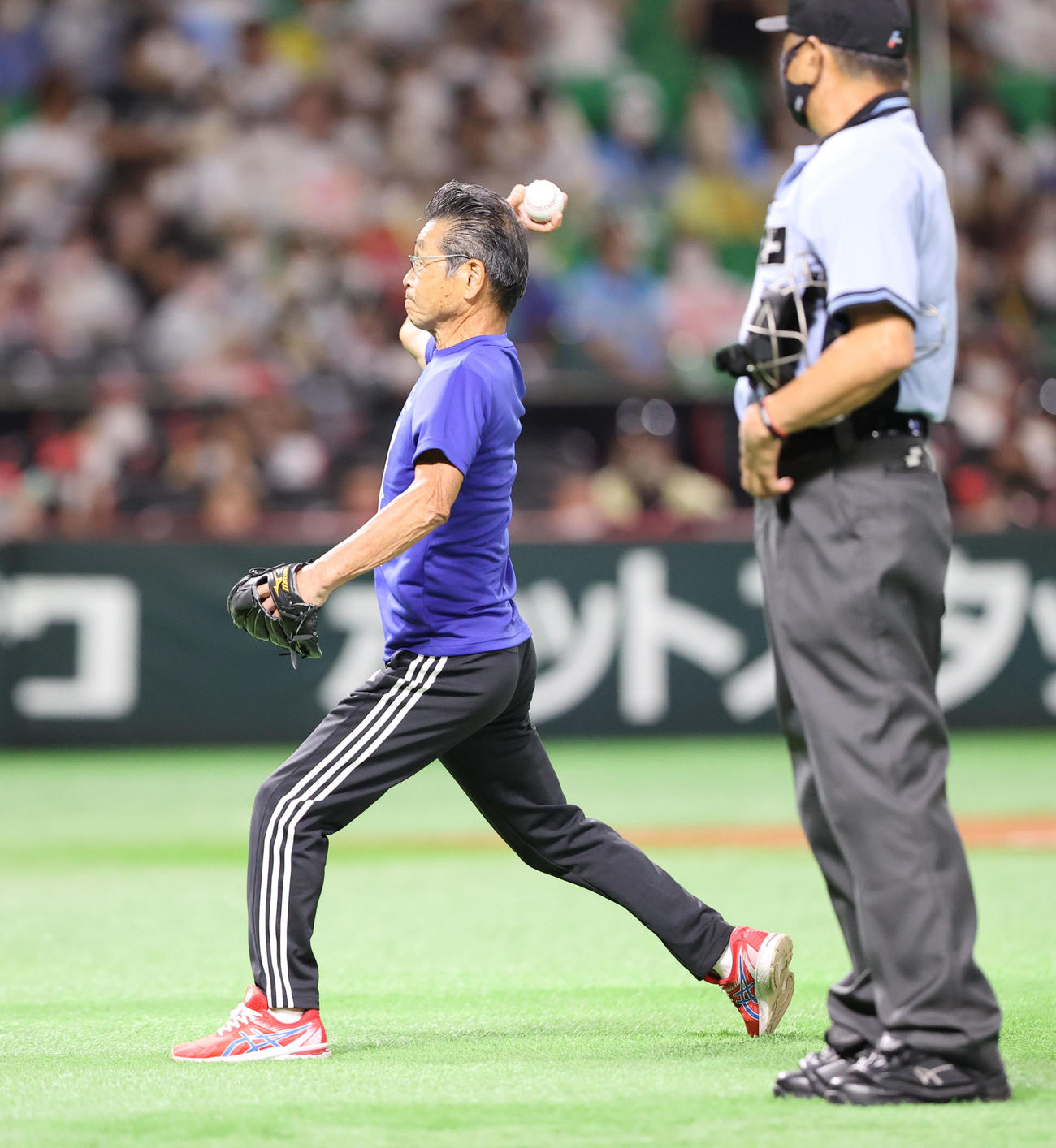 ソフトバンク対楽天　始球式に登場した間寛平（撮影・梅根麻紀）