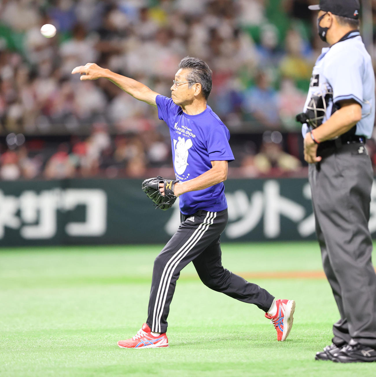 ソフトバンク対楽天　始球式に登場した間寛平（撮影・梅根麻紀）