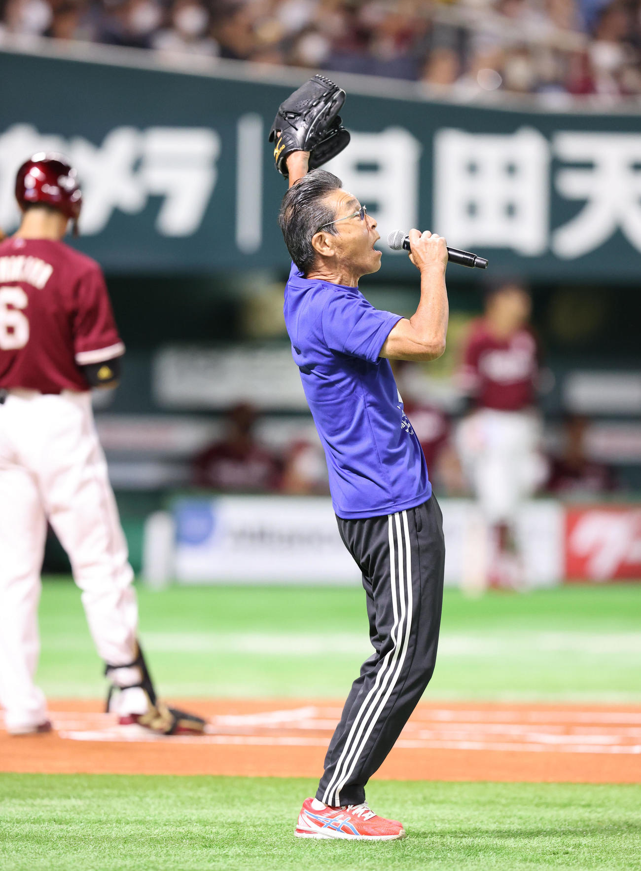 ソフトバンク対楽天　「あめま～！！」。始球式に登場した間寛平（撮影・梅根麻紀）