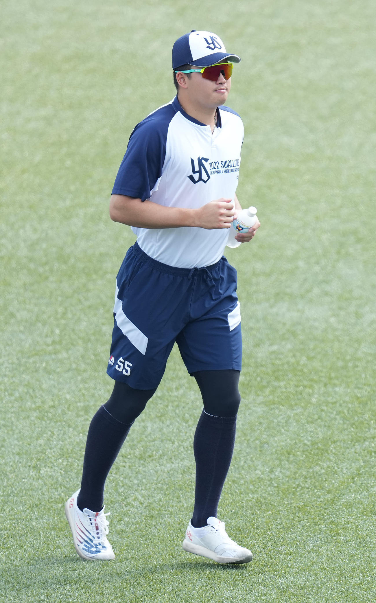 ヤクルト対巨人　試合前練習で汗を流すヤクルト村上（撮影・鈴木みどり）