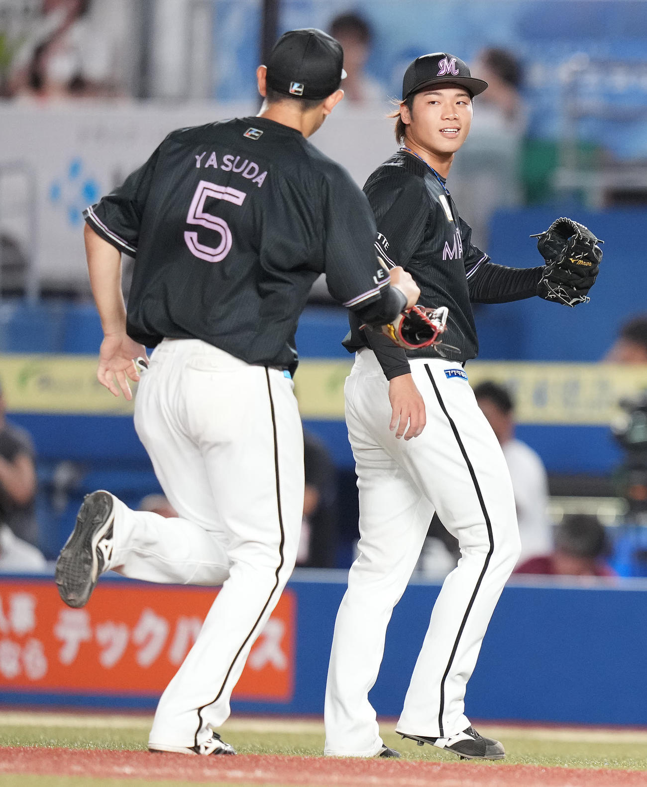 安田（左）を迎えるロッテ森遼大朗（2022年7月30日撮影）