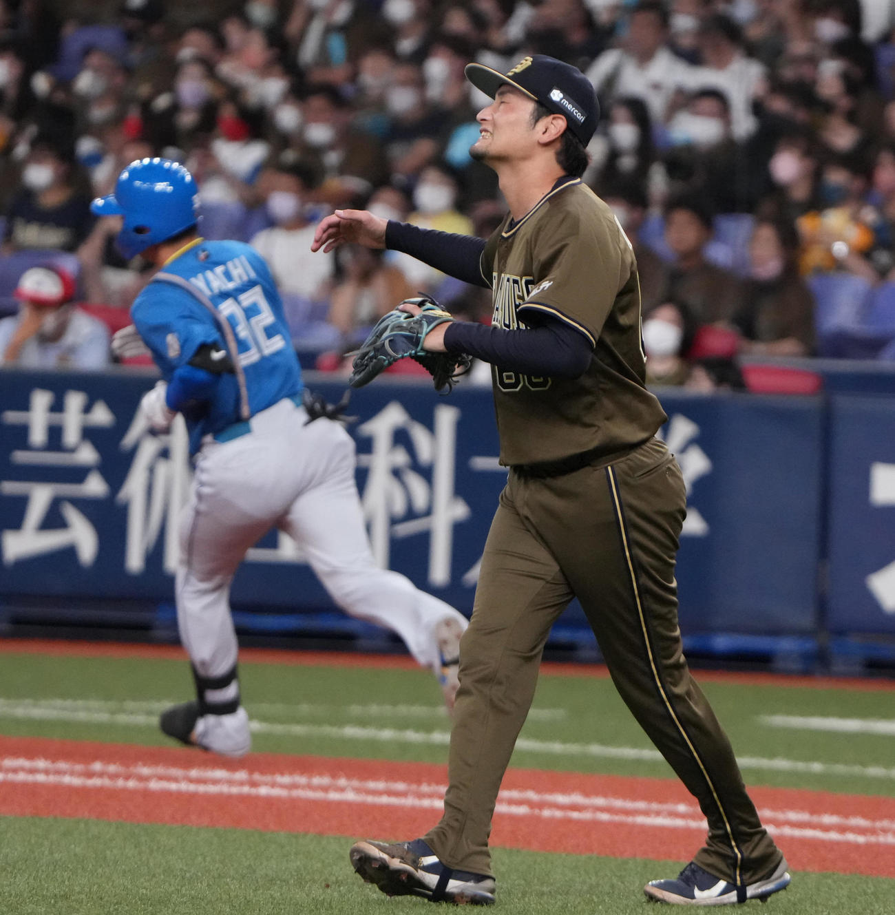 オリックス対日本ハム　4回表日本ハム2死、谷内に中前打を打たれ悔しがるオリックス中村（撮影・清水貴仁）