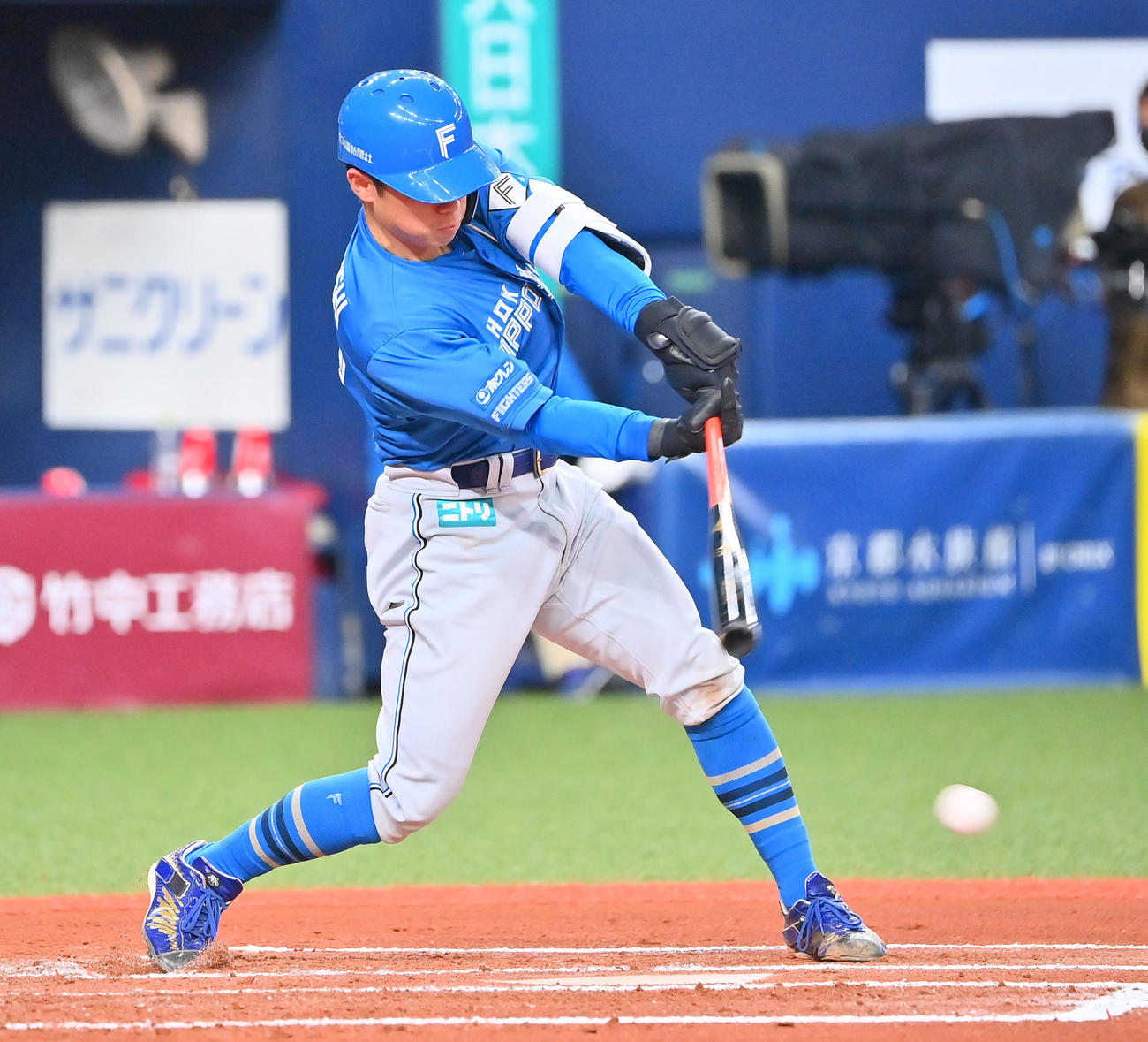 6回表日本ハム1死二、三塁、中前に2点適時打を放つ梅林（撮影・和賀正仁）