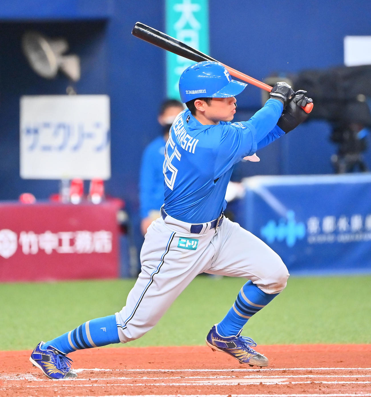 6回表日本ハム1死二、三塁、中前に2点適時打を放つ梅林（撮影・和賀正仁）