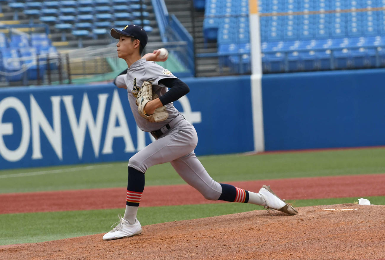 連続三振など世田谷西TCを圧倒した青森山田の横手投げ・菊池統（撮影・久我悟）