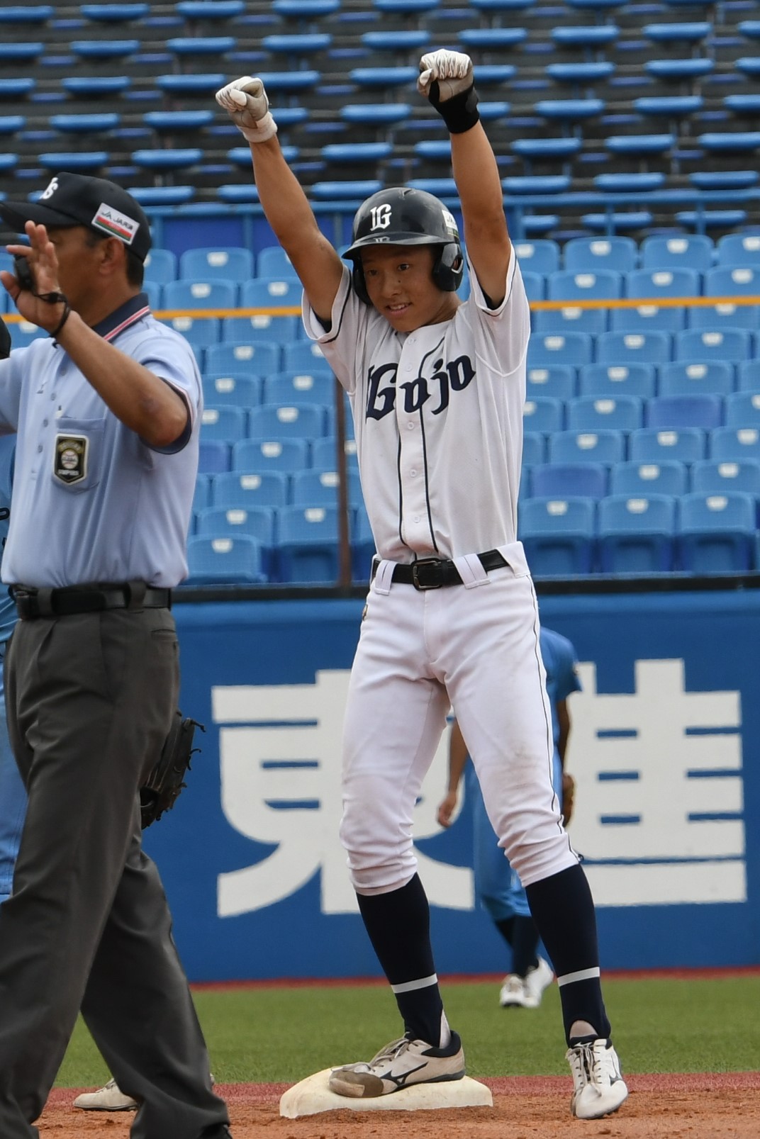 五條対札幌新琴似　4回表、五條・藤本は二塁打を放ちガッツポーズ