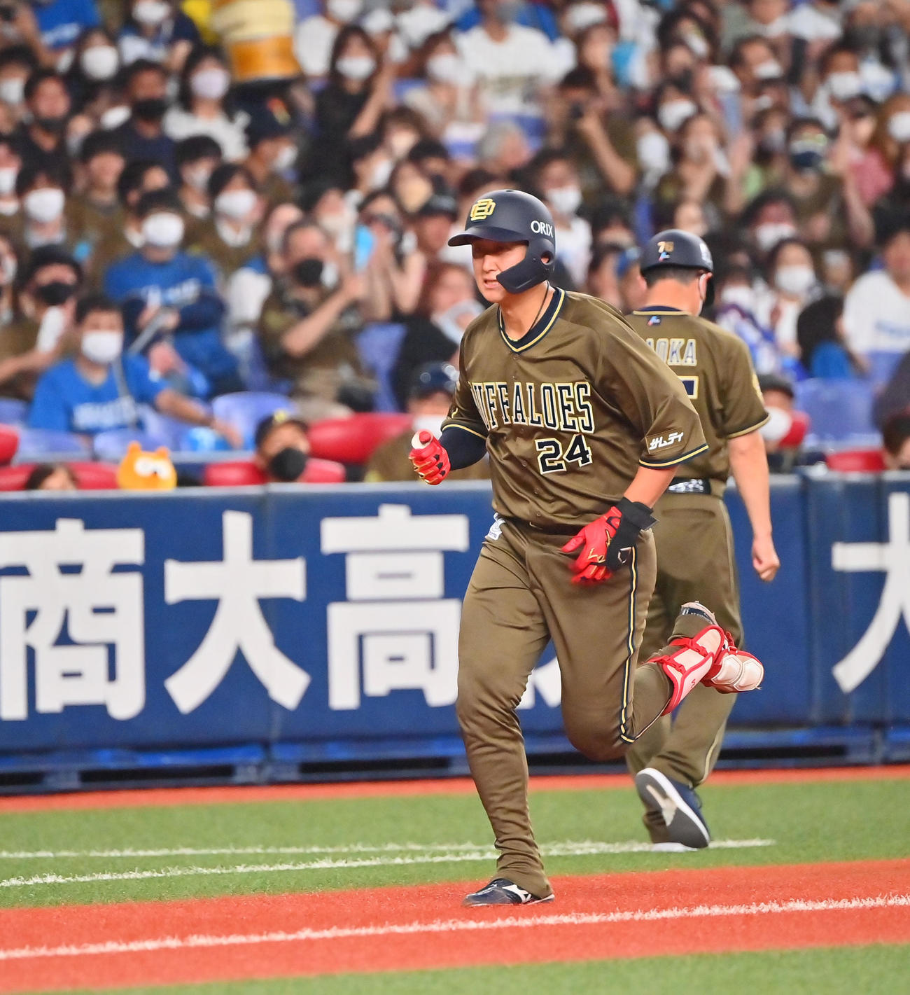 オリックス対日本ハム　7回裏オリックス2死、左越えに本塁打を放った紅林（撮影・和賀正仁）