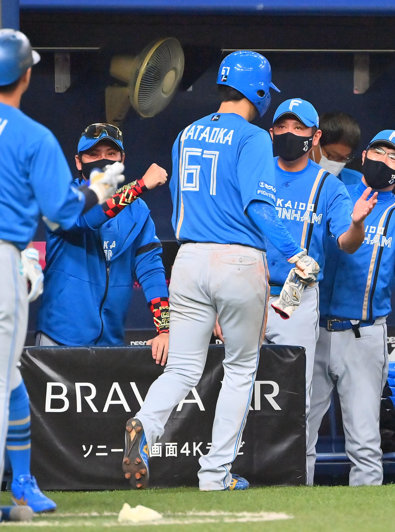オリックス対日本ハム　2回表日本ハム1死一、三塁、谷内の適時二塁打で生還した片岡を迎える新庄監督（撮影・和賀正仁）