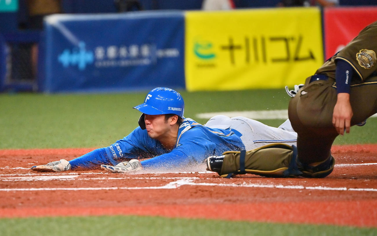 オリックス対日本ハム　2回表日本ハム1死一、三塁、谷内の適時二塁打で生還する片岡、捕手は若月（撮影・和賀正仁）
