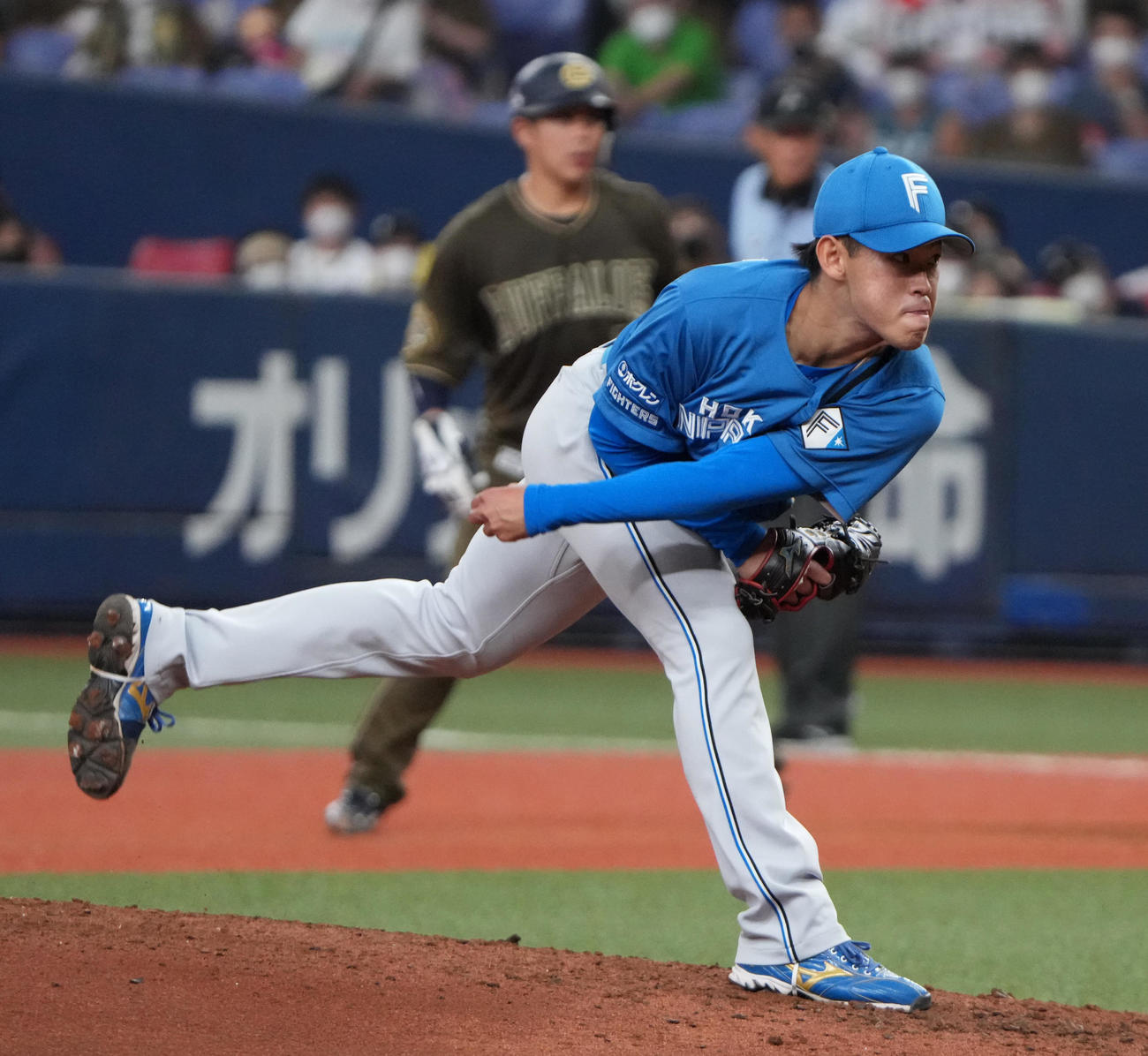 オリックス対日本ハム　力投する日本ハム先発の根本（撮影・清水貴仁）