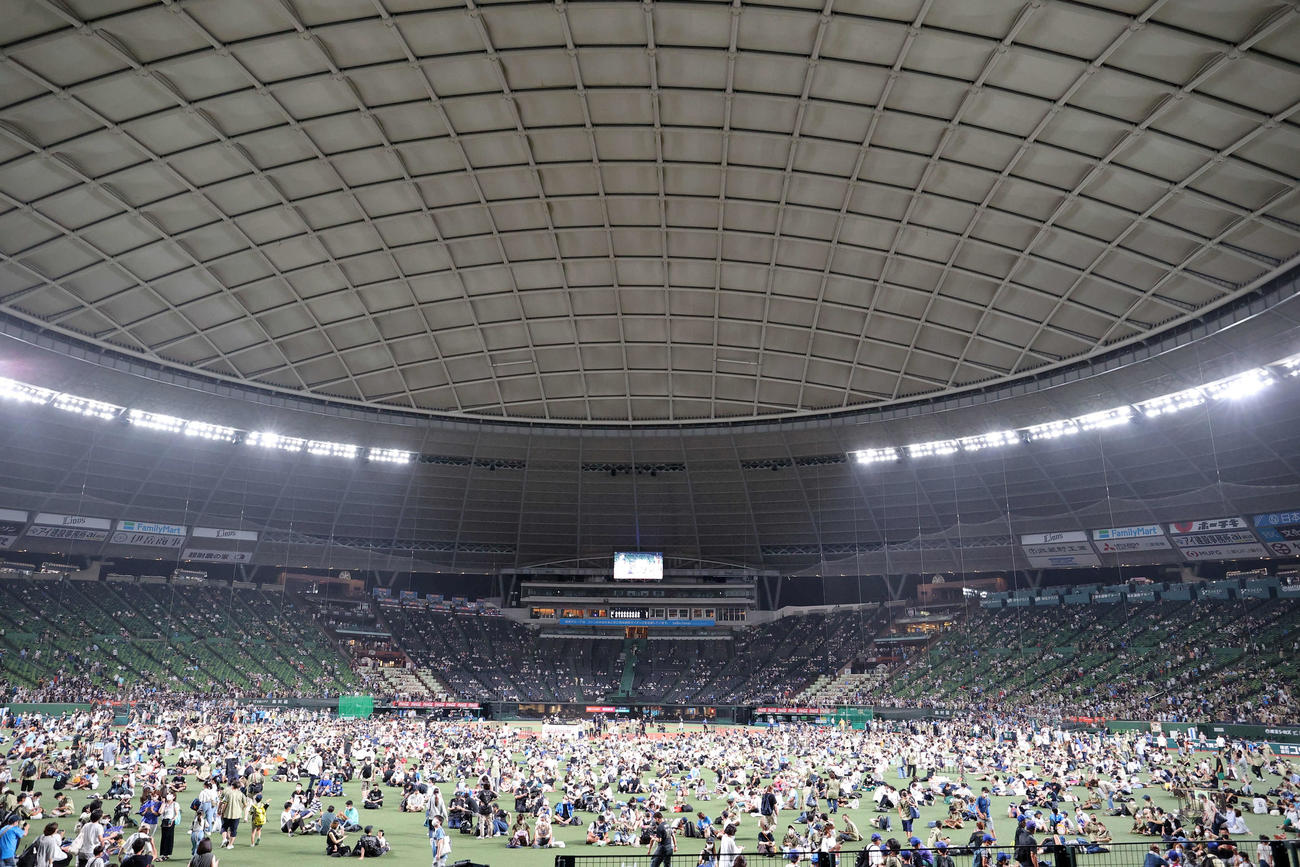 西武対ロッテ　試合後、ドームの屋根を使っての巨大プラネタリウムを待つファン（2022年8月6日）
