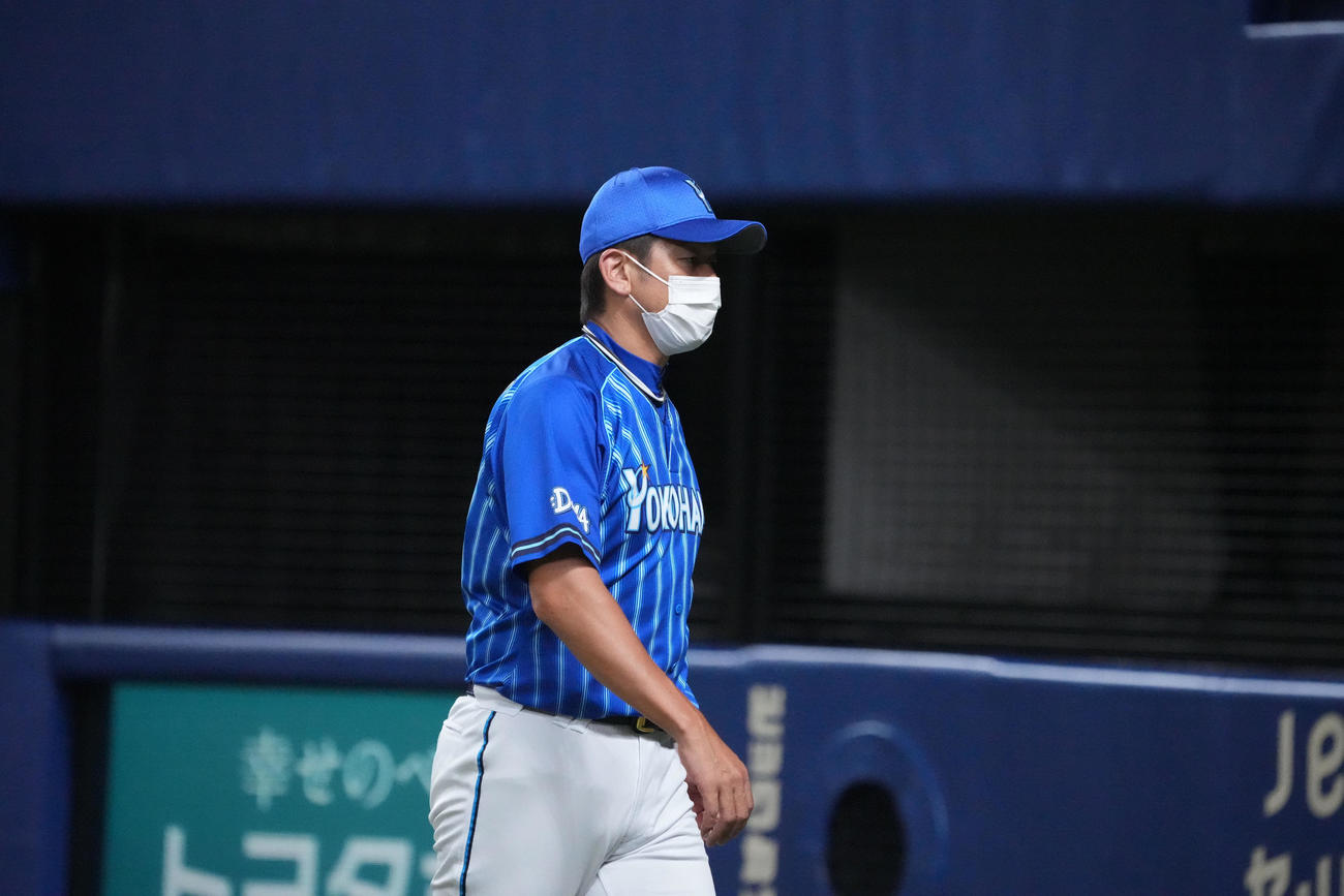 中日対DeNA 7回表DeNA攻撃終了、選手交代を告げる三浦監督（撮影・森本幸一）