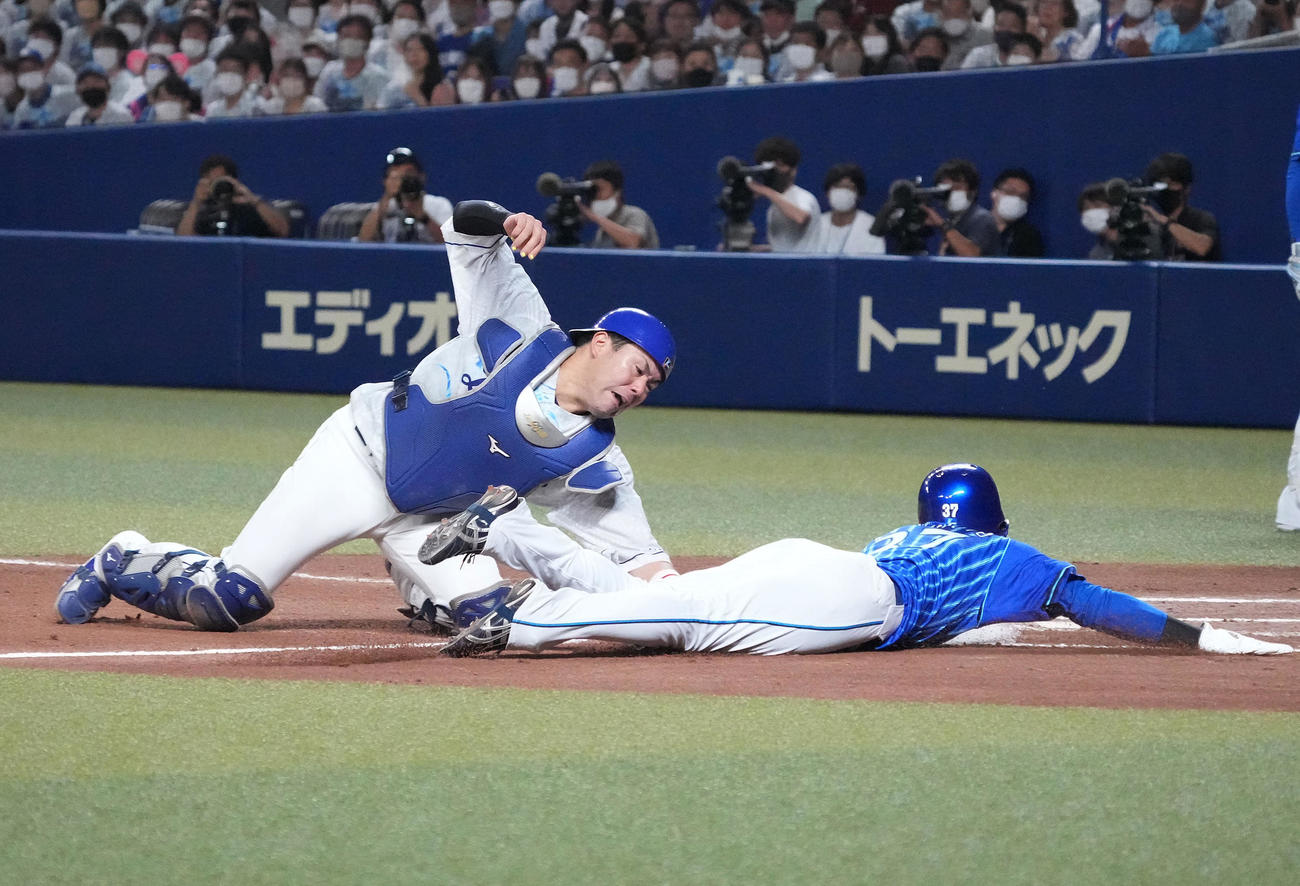 中日対DeNA 7回表DeNA1死満塁、大和の右邪飛で本塁突入するもタッチアウトの楠本（右）捕手は木下（撮影・森本幸一）