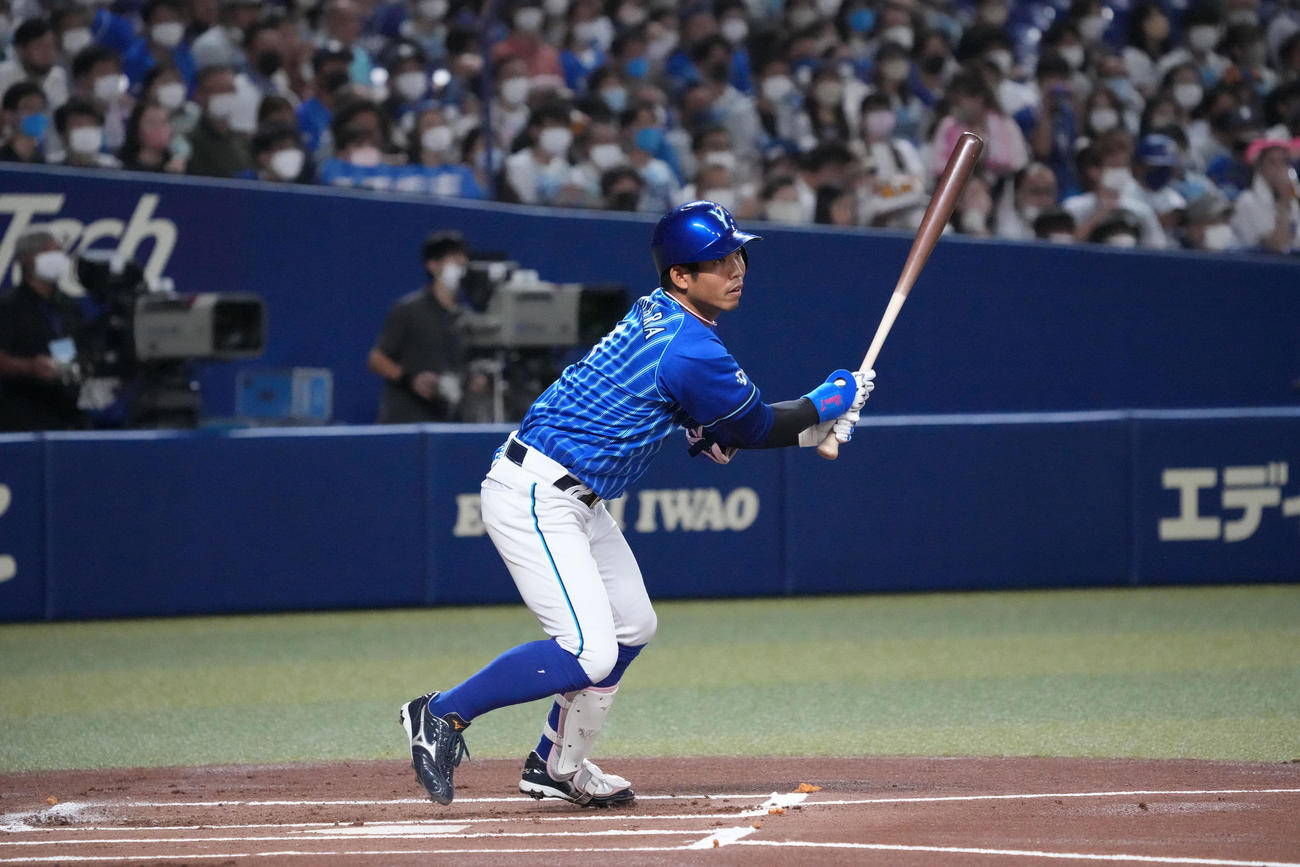 中日対DeNA 1回表DeNA1死、右二塁打を放つ桑原（撮影・森本幸一）