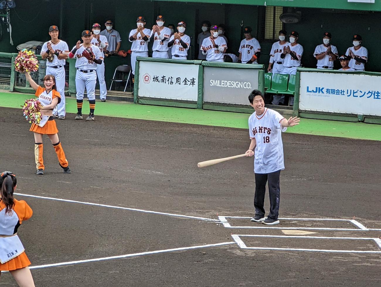 巨人対ヤクルト　イースタン・リーグのヤクルト戦の始球式で左前打を放ち歓声に応える水谷隼氏（撮影・三須一紀）