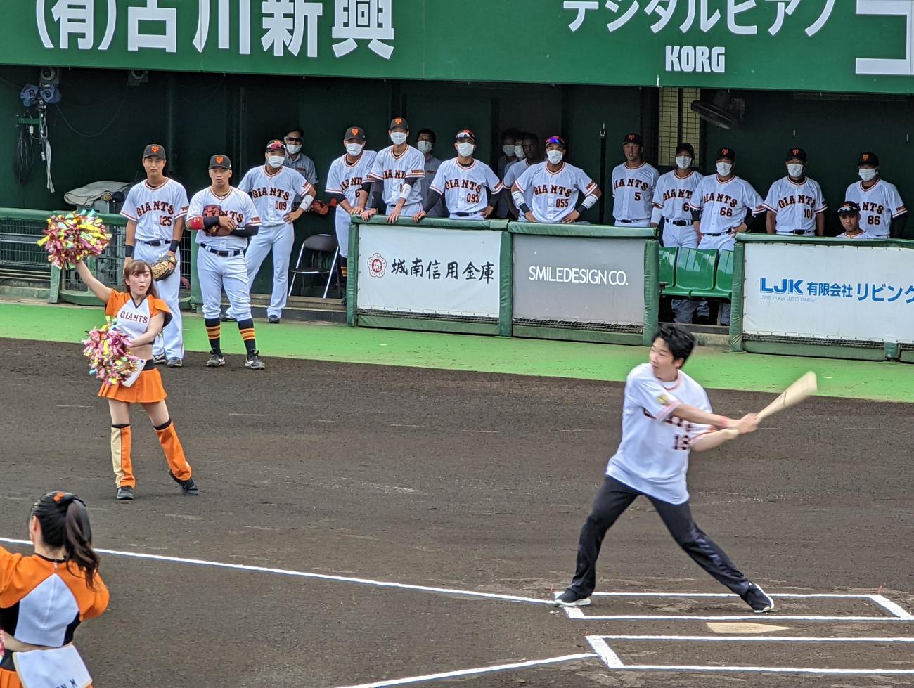 巨人対ヤクルト　イースタン・リーグのヤクルト戦の始球式で左前打を放つ水谷隼氏（撮影・三須一紀）