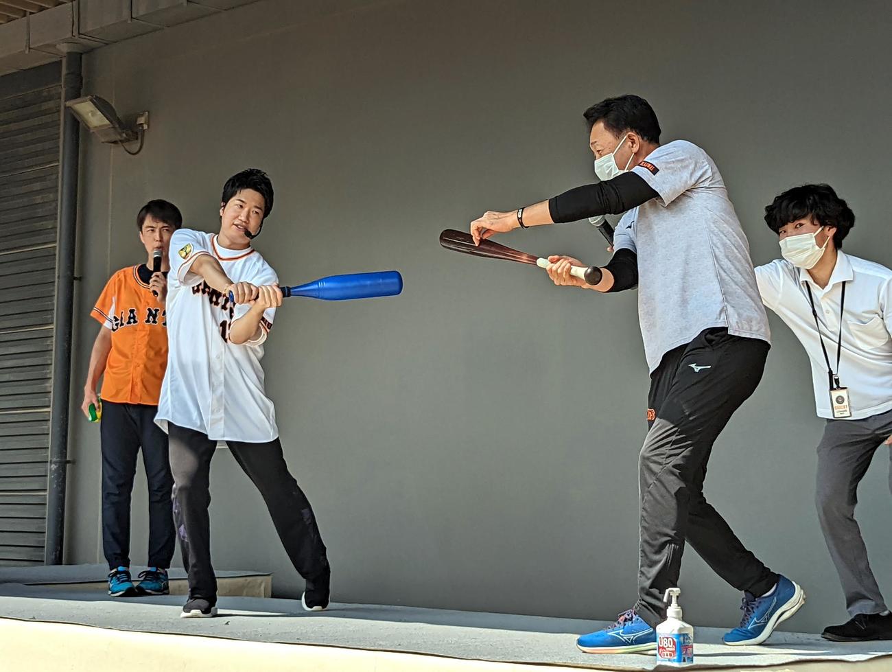巨人の川相昌弘ファーム総監督（左から3人目）にバッティングのレクチャーを受ける水谷隼氏（同2人目）（撮影・三須一紀）