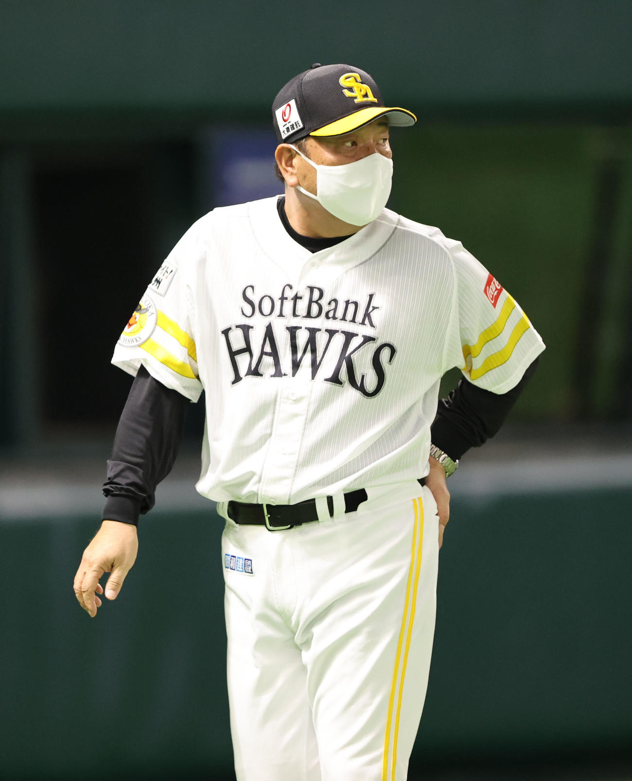 ソフトバンク対楽天　6回途中、投手交代を審判に告げた藤本博史監督（撮影・梅根麻紀）