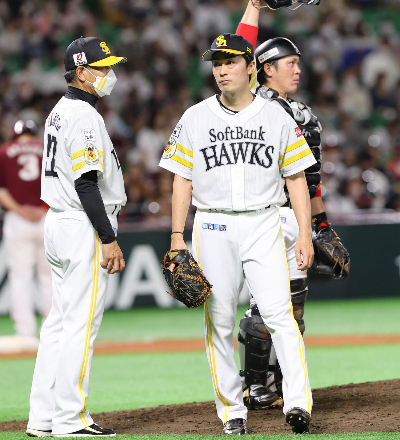 ソフトバンク対楽天　6回途中で降板する先発の和田毅、悔しそうな雰囲気（撮影・梅根麻紀）