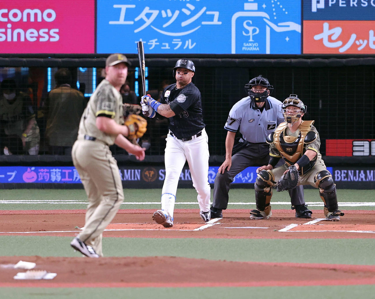 西武対ロッテ　1回表ロッテ無死一塁、マーティンは2点本塁打を放つ。投手エンス（撮影・浅見桂子）