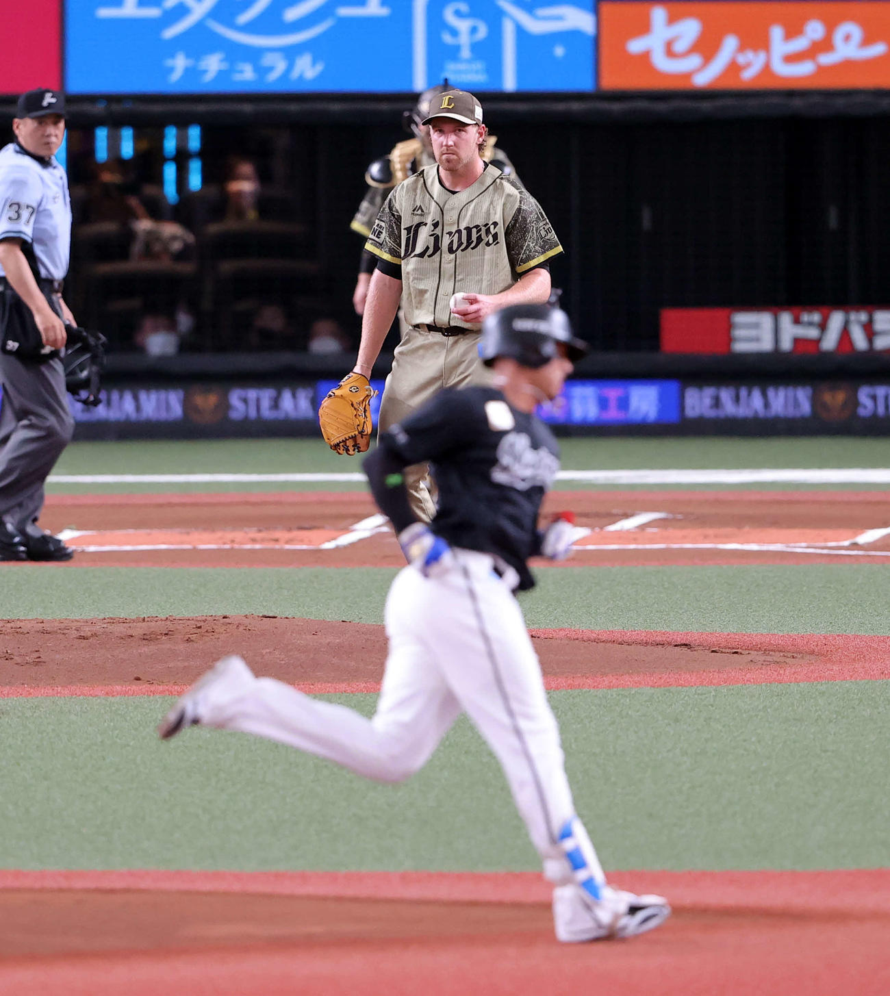 西武対ロッテ　1回表ロッテ無死一塁、マーティン（手前）に2点本塁打を許したエンス（撮影・浅見桂子）