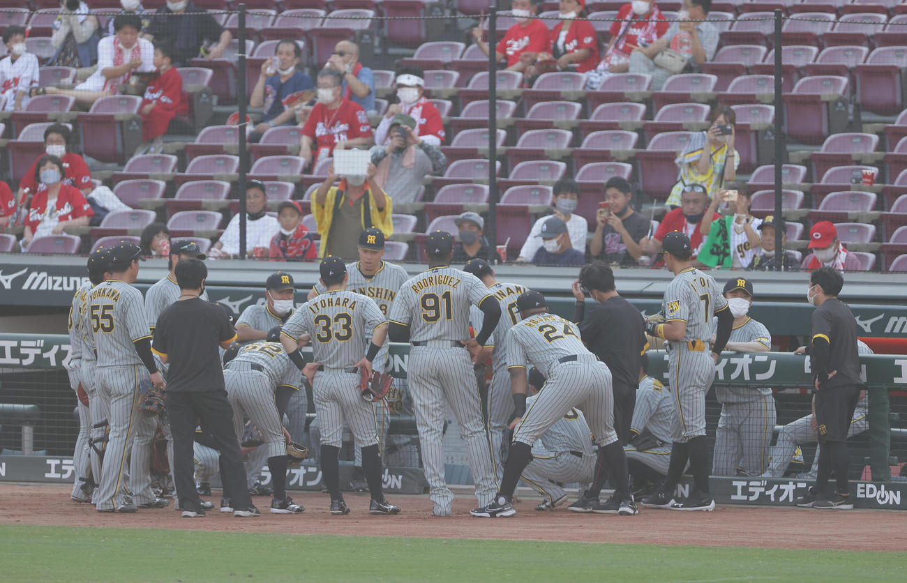 広島対阪神　試合前、円陣を組む阪神ナイン（撮影・前田充）