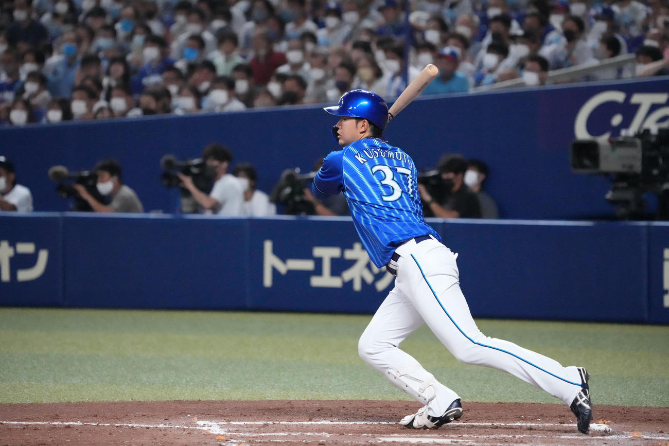 中日対DeNA 4回表DeNA2死一、二塁、右前安打を放つ楠本（撮影・森本幸一）