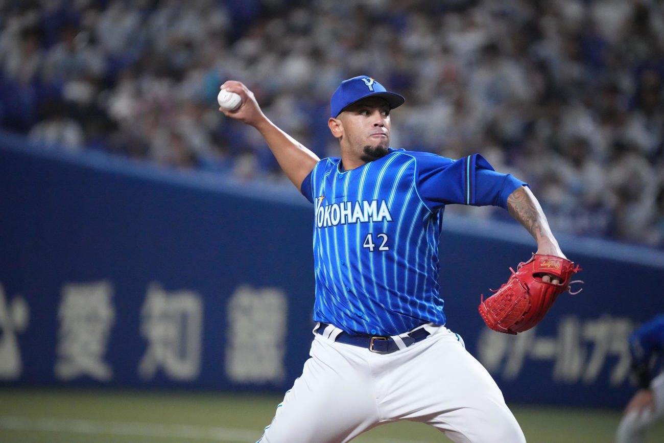 中日対DeNA 3回裏、力投するDeNA先発のロメロ（撮影・森本幸一）