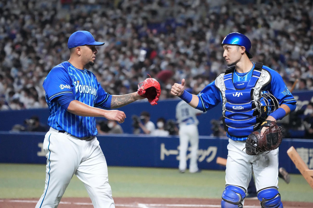中日対DeNA 3回終了、伊藤とタッチを交わしベンチへ戻るDeNA先発のロメロ（左）（撮影・森本幸一）