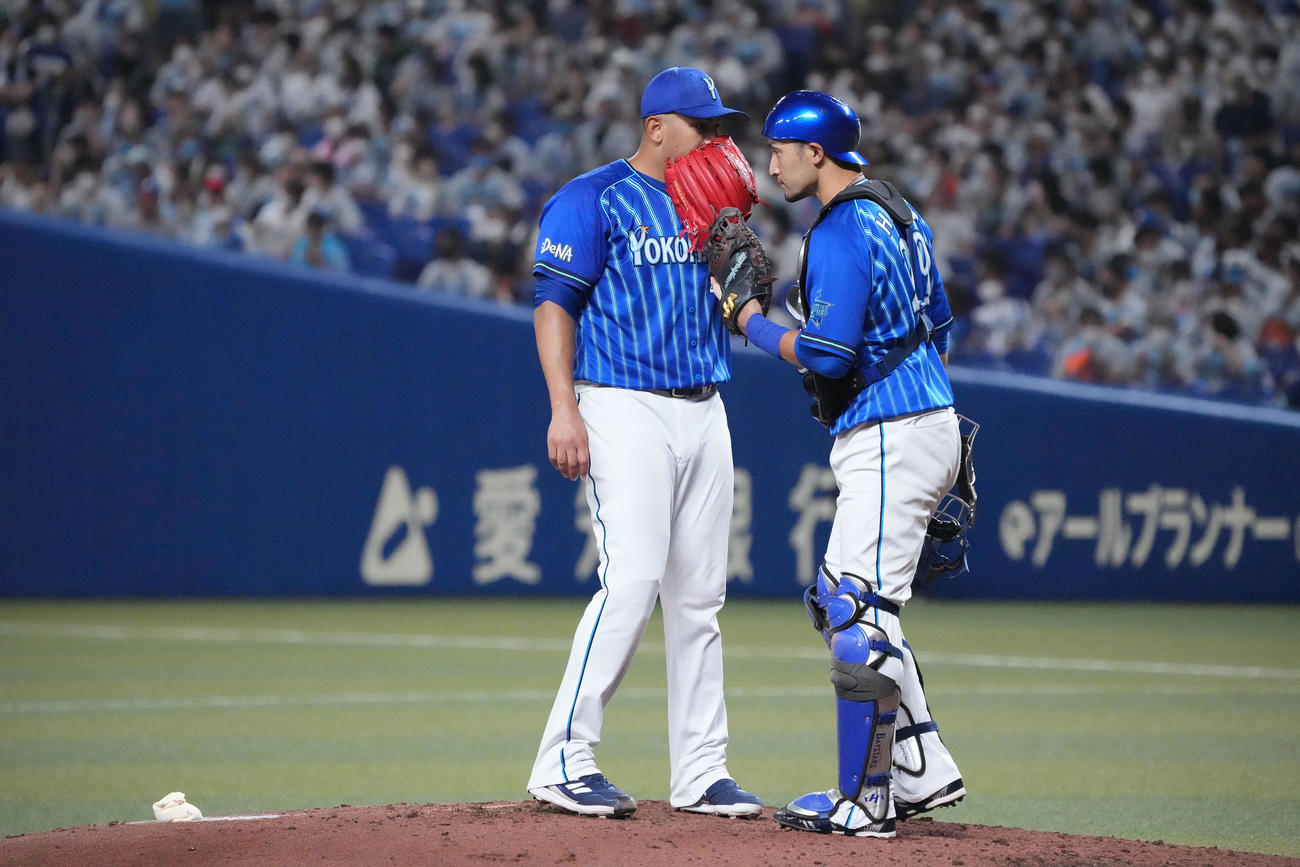 中日対DeNA 4回裏中日無死一、二塁、マウンドで伊藤と言葉を交わすロメロ（左）（撮影・森本幸一）