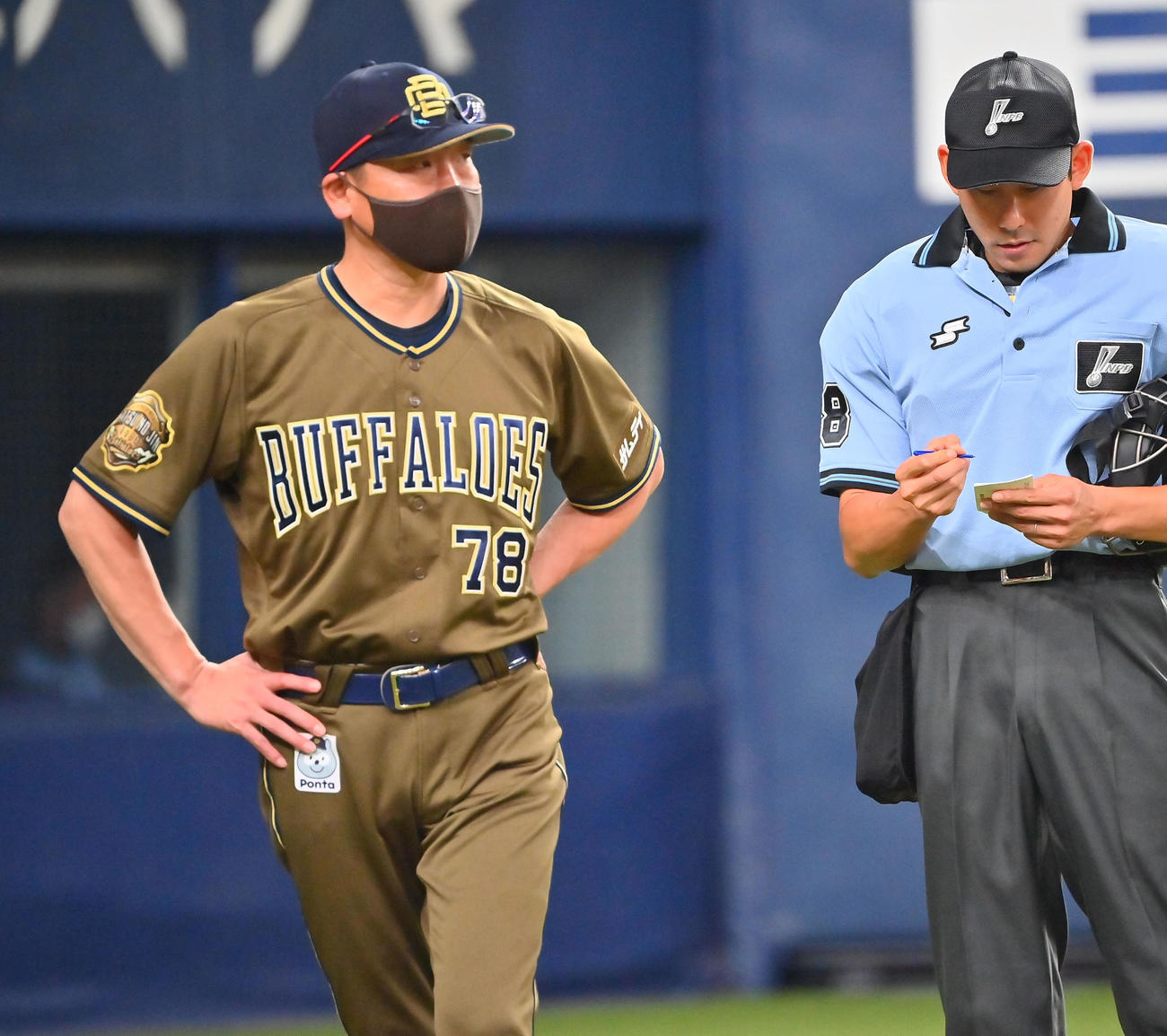 オリックス対日本ハム　7回裏の攻撃を終え、選手の交代を告げるオリックス中嶋監督（撮影・和賀正仁）