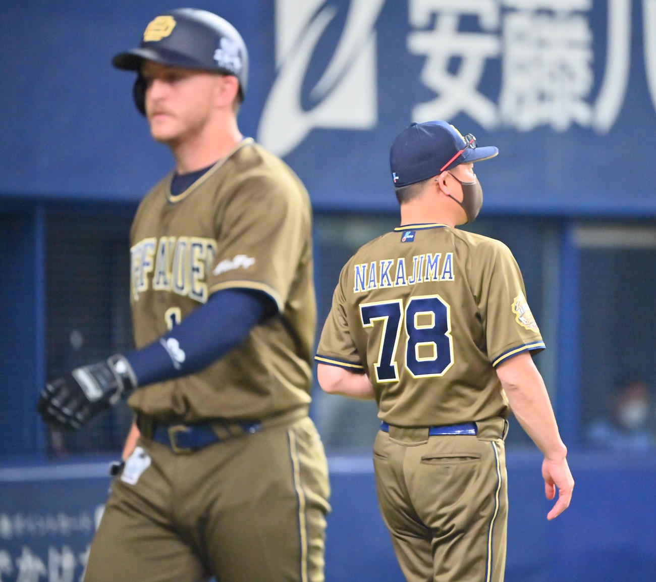 オリックス対日本ハム　7回裏の攻撃を終え、選手の交代を告げるオリックス中嶋監督、手前は好機に三振に倒れたマッカーシー（撮影・和賀正仁）