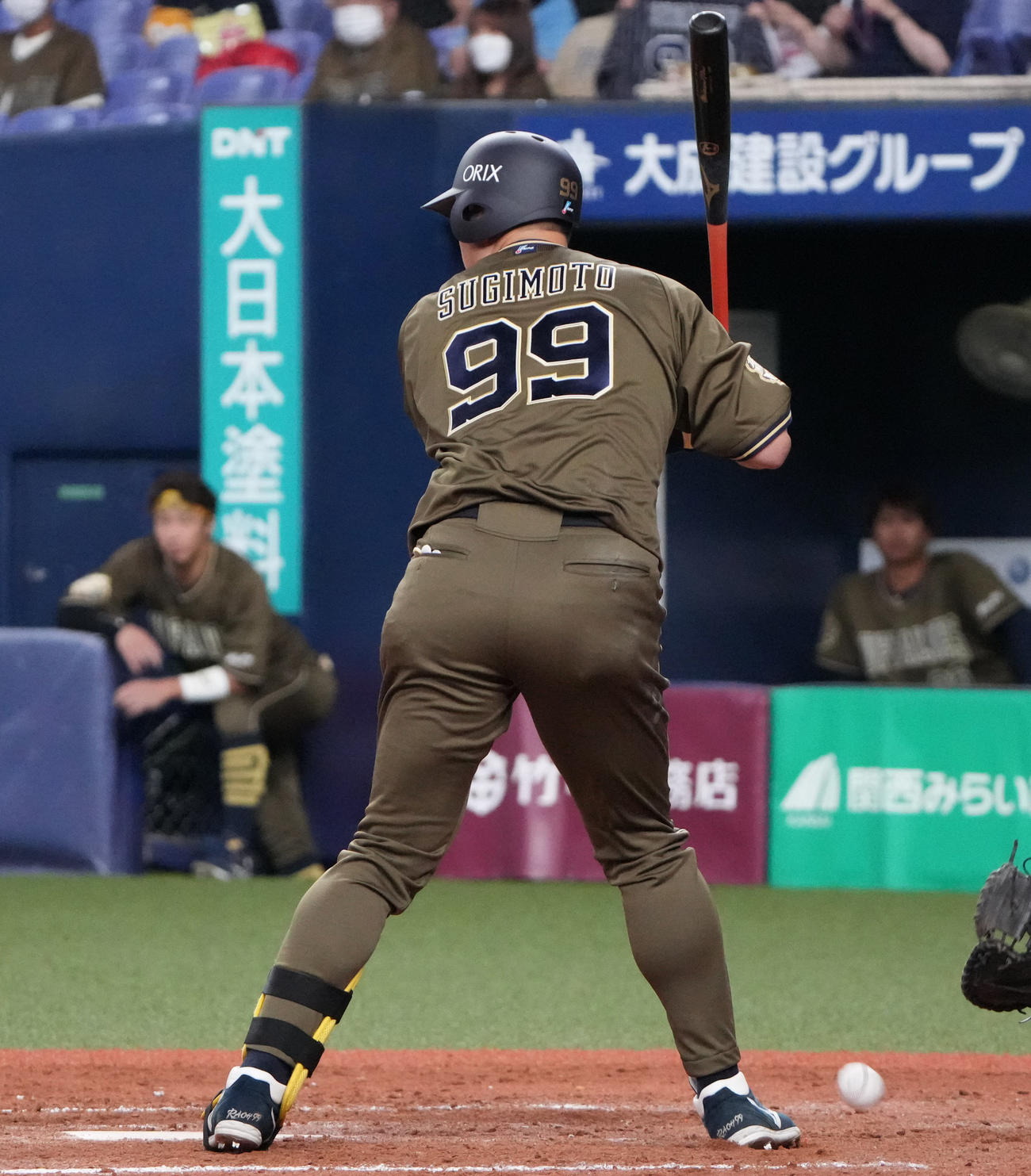 オリックス対日本ハム　9回裏オリックス2死一塁、2試合連続で死球を受ける杉本（撮影・清水貴仁）