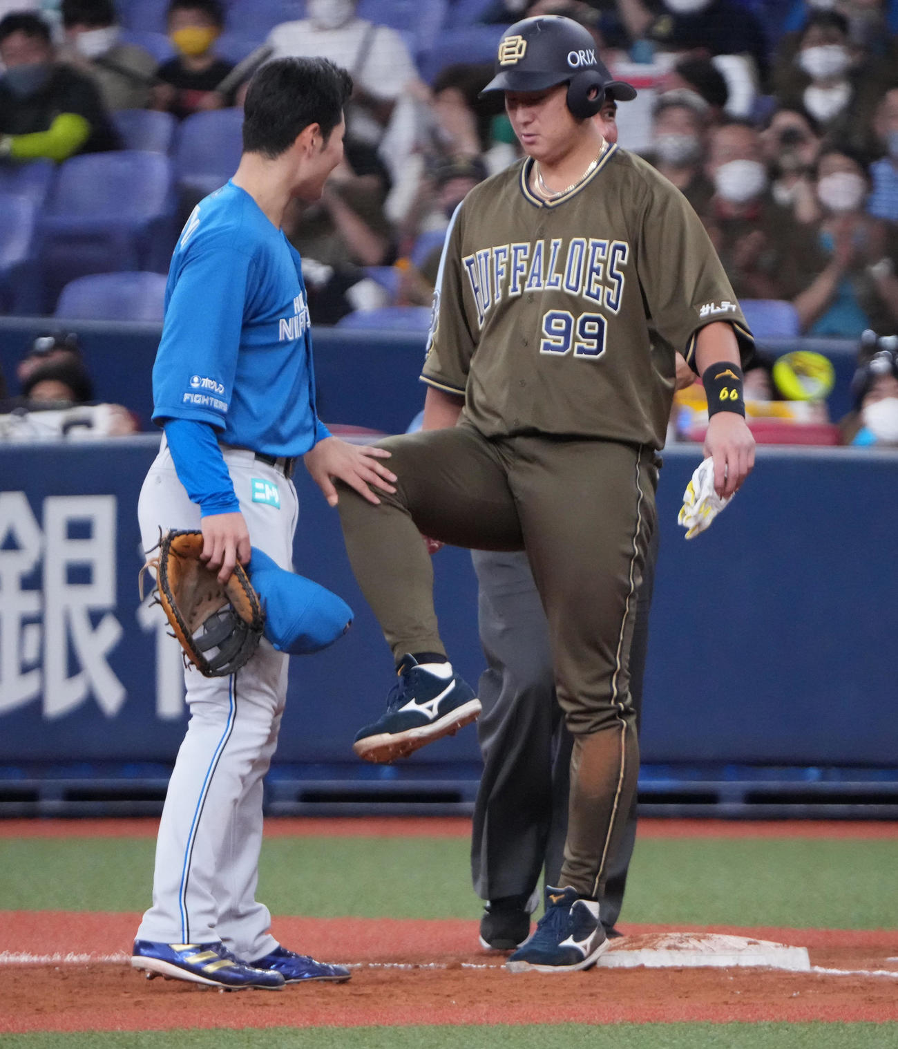 オリックス対日本ハム　9回裏オリックス2死一塁、死球を受け一塁に到達した杉本（右）は清宮に足をみせる（撮影・清水貴仁）