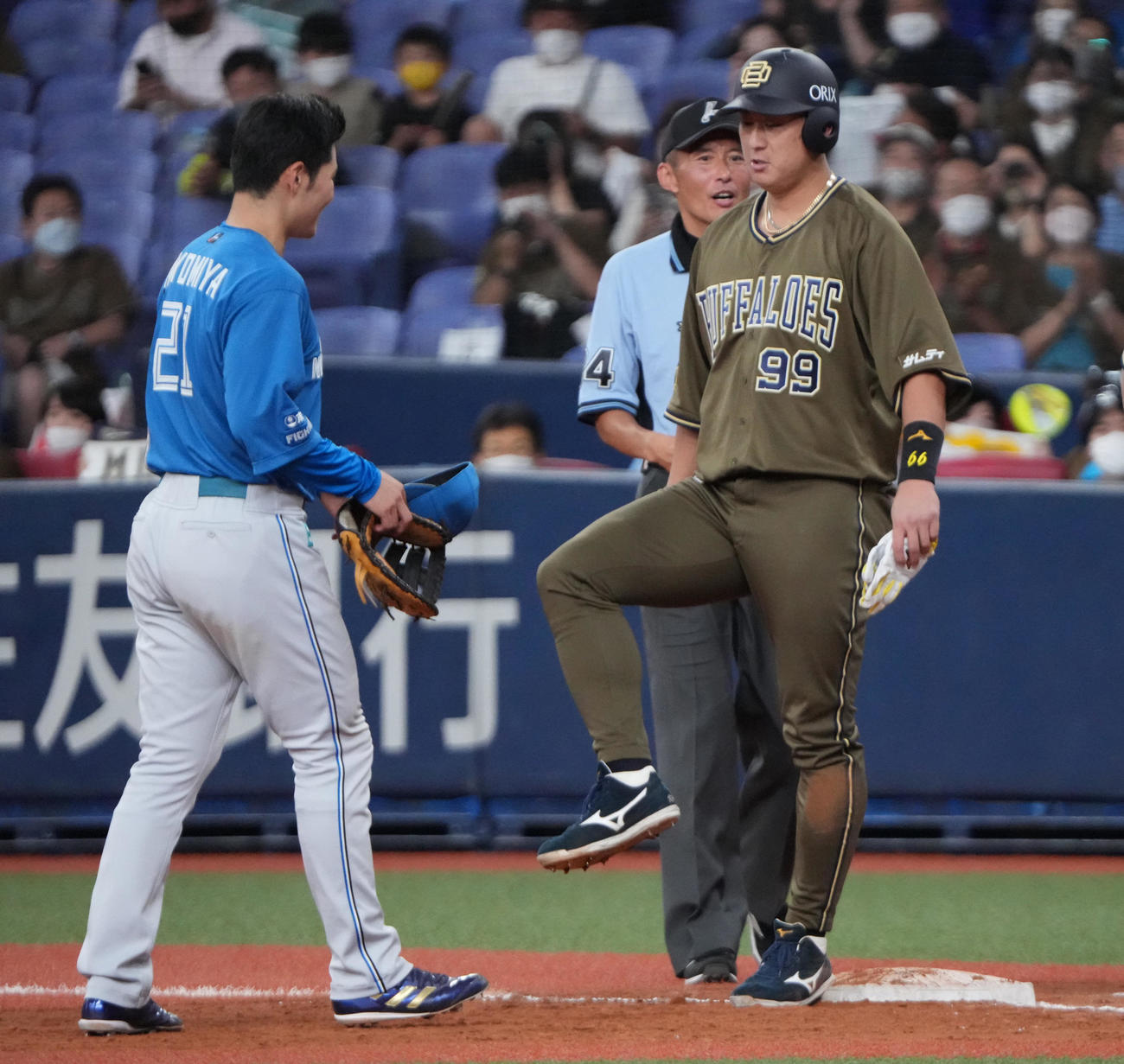 オリックス対日本ハム　9回裏オリックス2死一塁、死球を受け一塁に到達した杉本（右）は清宮に足をみせる（撮影・清水貴仁）