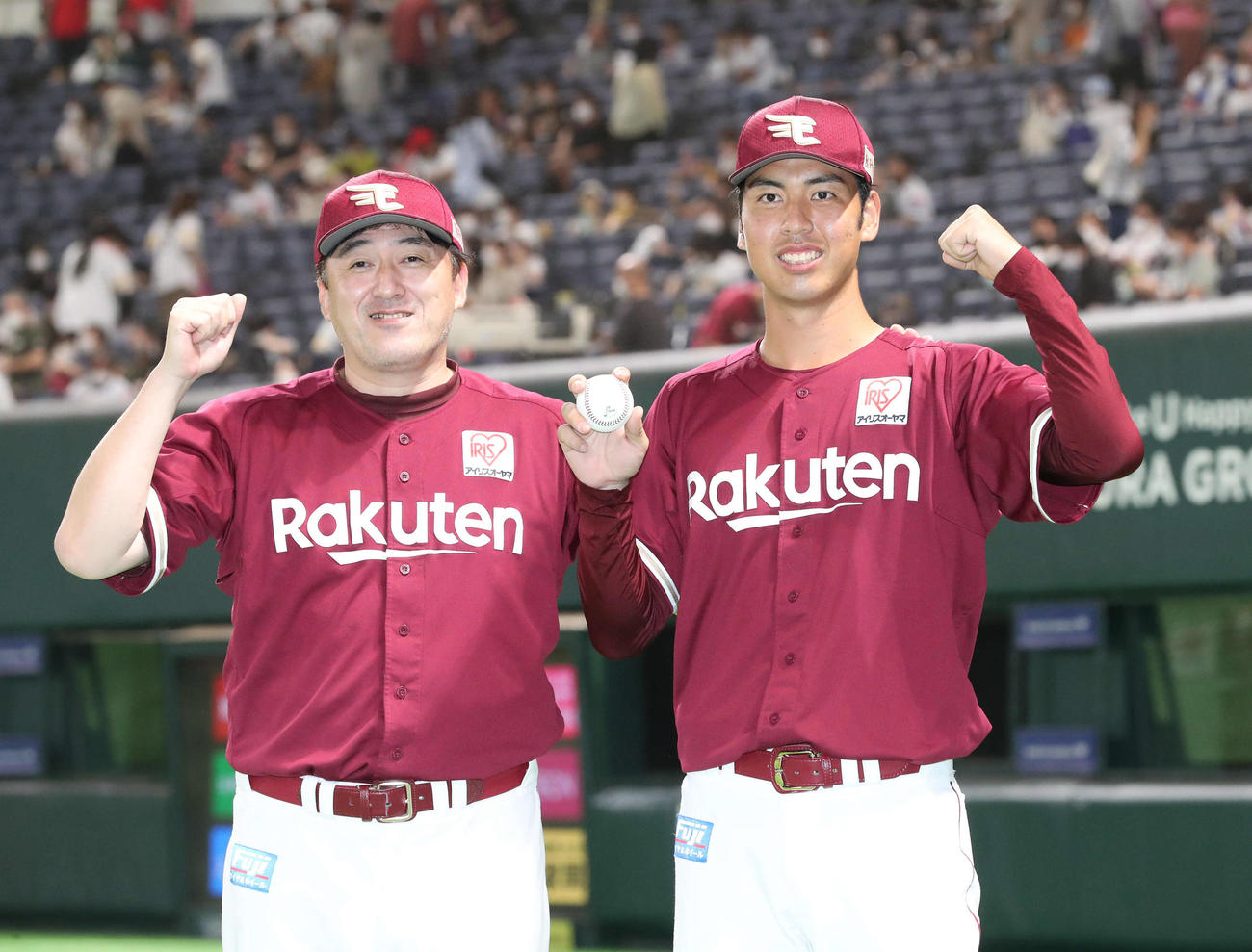 ソフトバンク対楽天　プロ初勝利を飾った楽天宮森（右）は石井GM兼監督と笑顔を見せる（撮影・梅根麻紀）