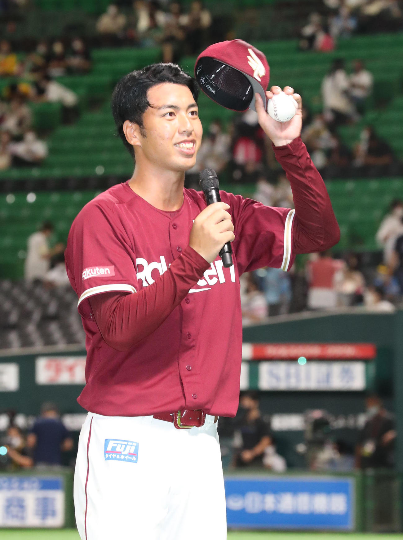 ソフトバンク対楽天　プロ初勝利を飾った宮森智志はファンにあいさつ（撮影・梅根麻紀）