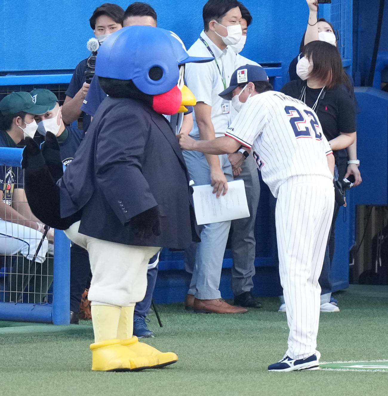 主催2000試合出場を達成し、名球会ジャケットを着たつば九郎はヤクルト高津監督からいじられる（撮影・鈴木みどり）