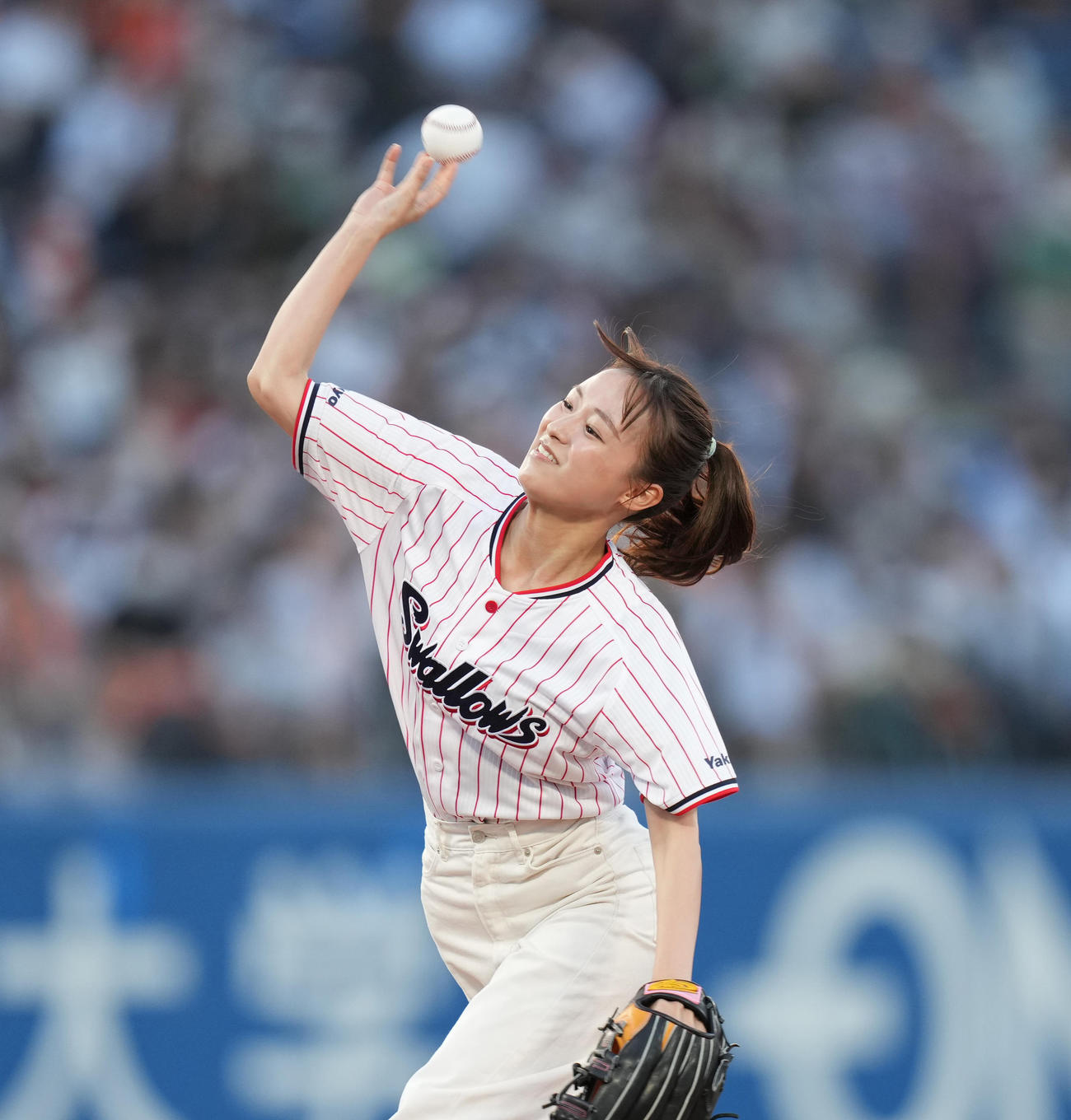 ヤクルト対巨人　始球式を務める鈴木美羽（撮影・菅敏）