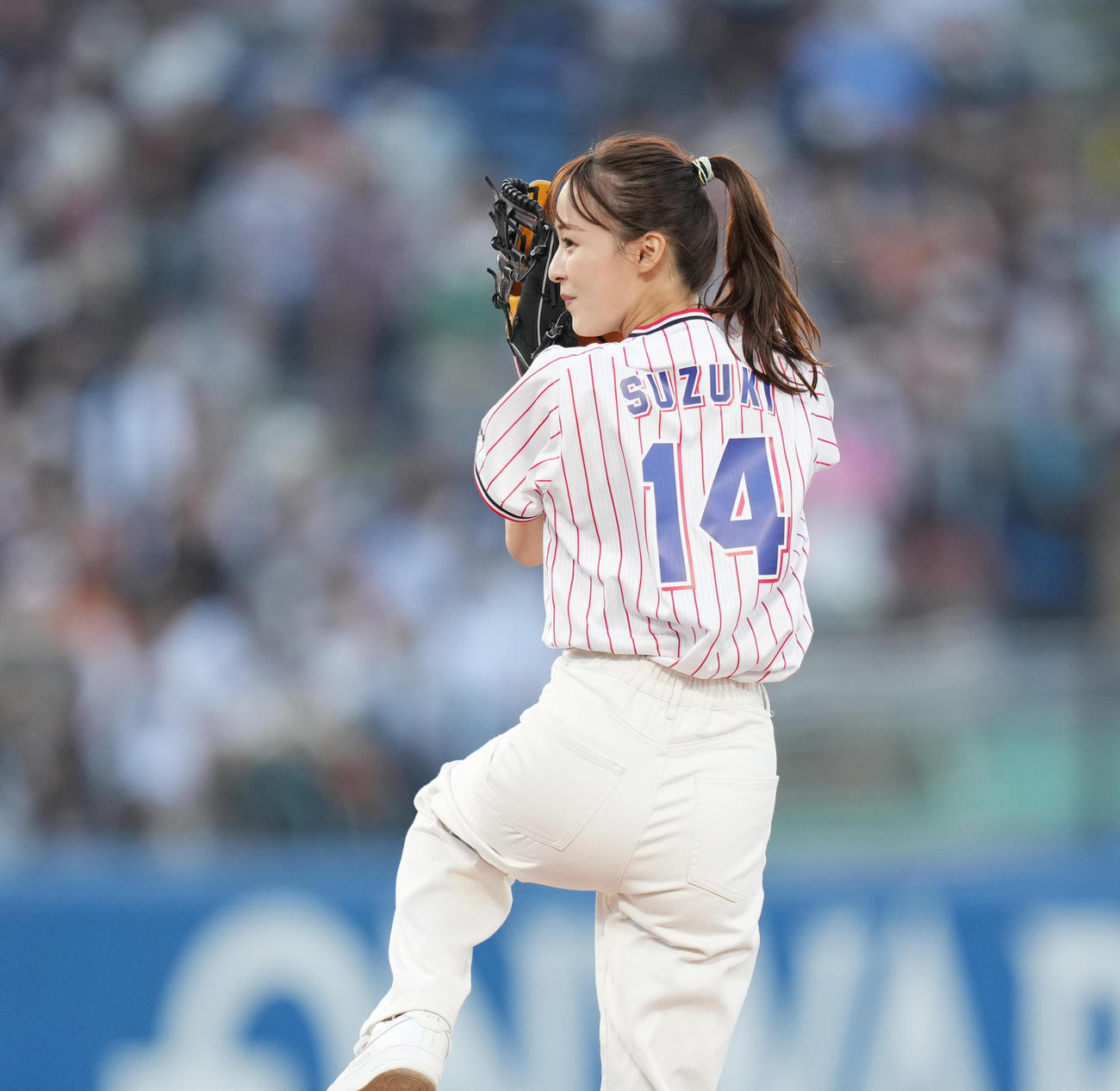 背番号14のユニホームで始球式に登場した鈴木美羽（撮影・菅敏）